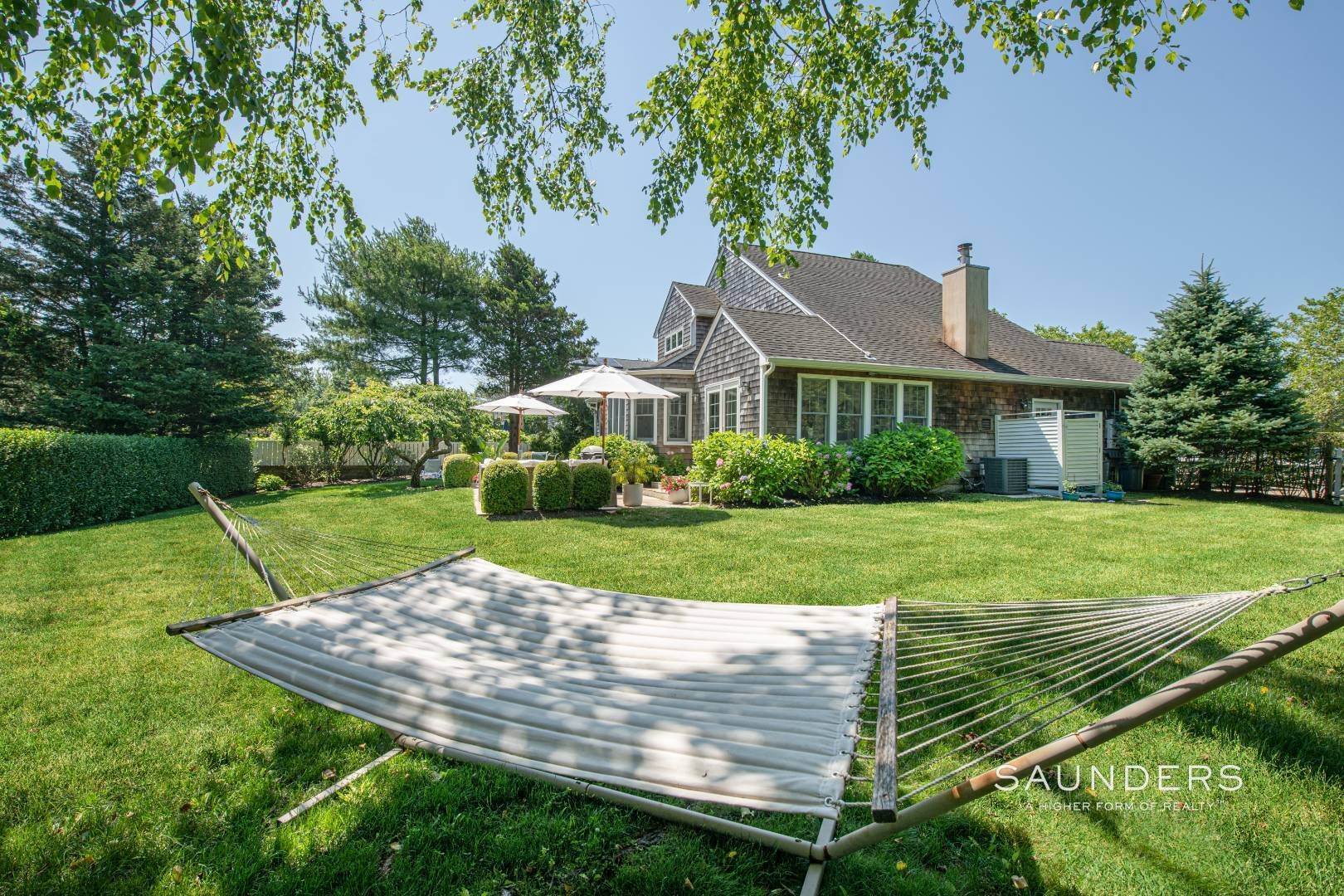 5. Single Family Homes at Southampton Village Retreat With Tennis 16 Meadowgrass Lane, Southampton, NY 11968