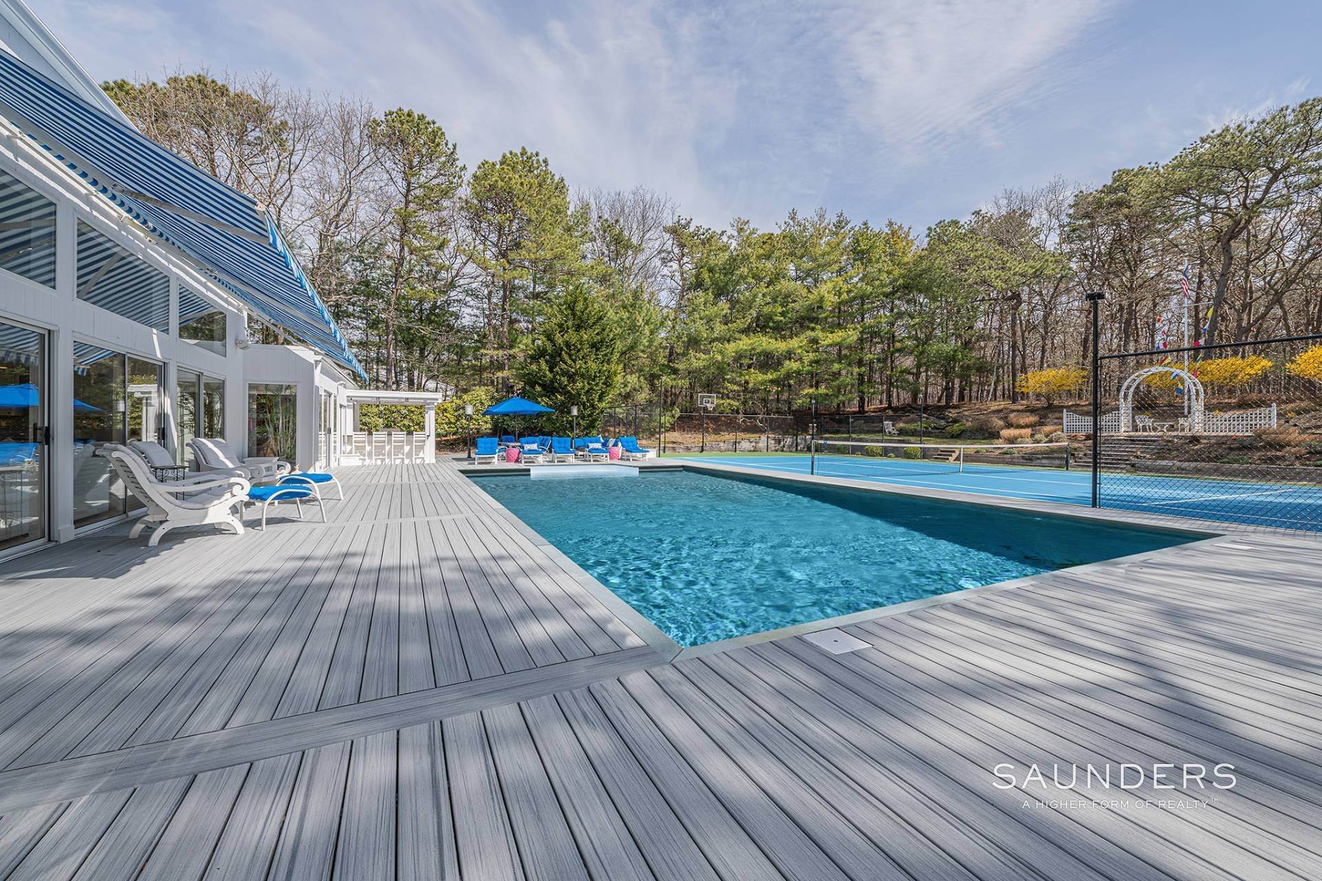 27. Single Family Homes at Pristine Contemporary With Pool & Tennis 44 Whippoorwill Lane, East Quogue, NY 11942