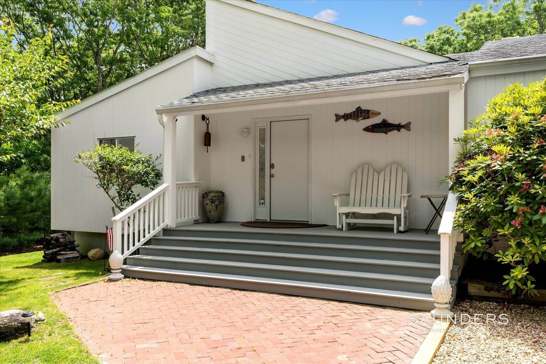21. Single Family Homes at Immaculate! Sleek And Modern Beach Home In East Hampton East Hampton, NY 11937