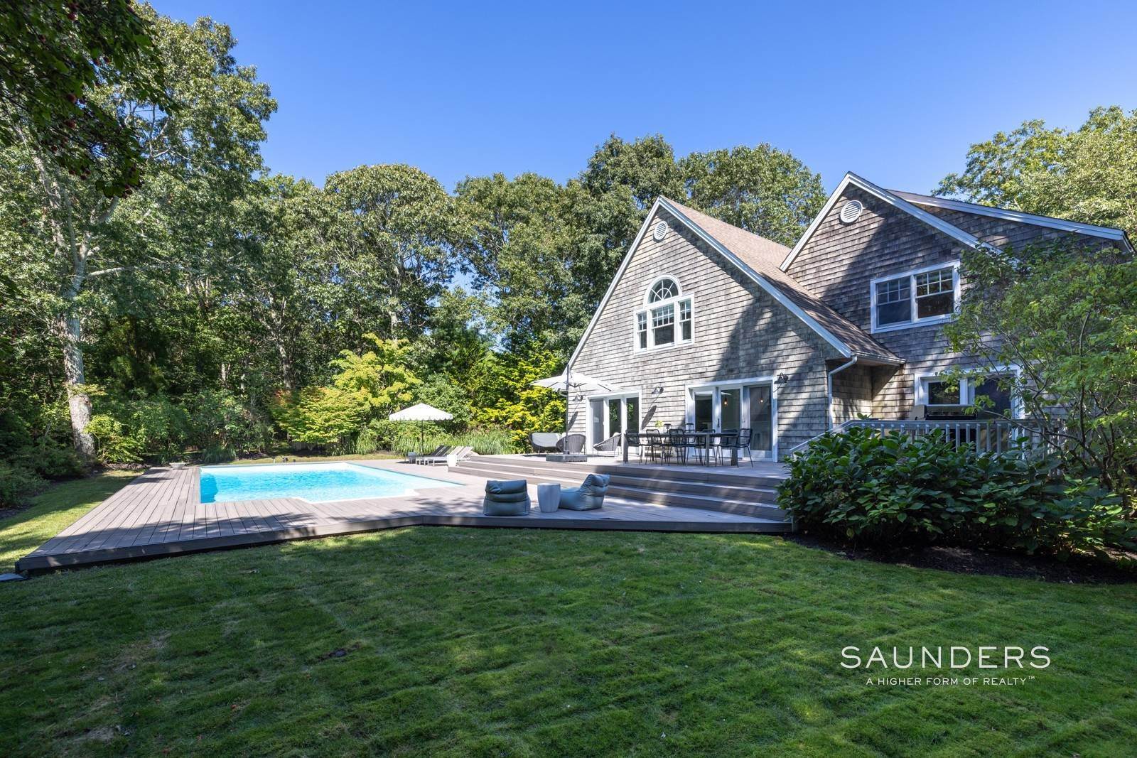 31. Single Family Homes for Sale at Garden Beauty By Gardiner's Bay 12 Bay Colony Court, East Hampton, NY 11937