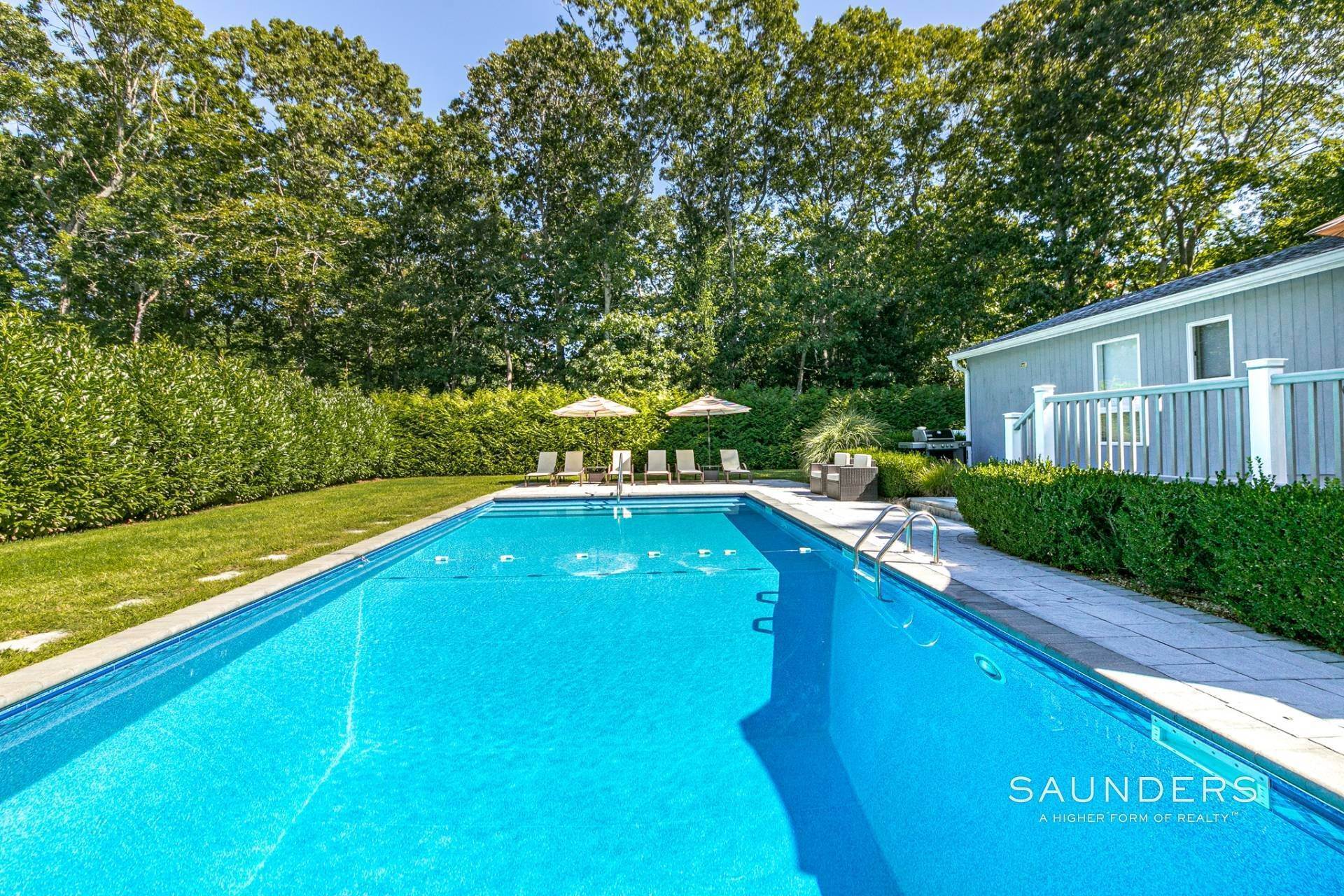 27. Single Family Homes at Relaxing Retreat With Private Outdoor Entertaining East Hampton, NY 11937