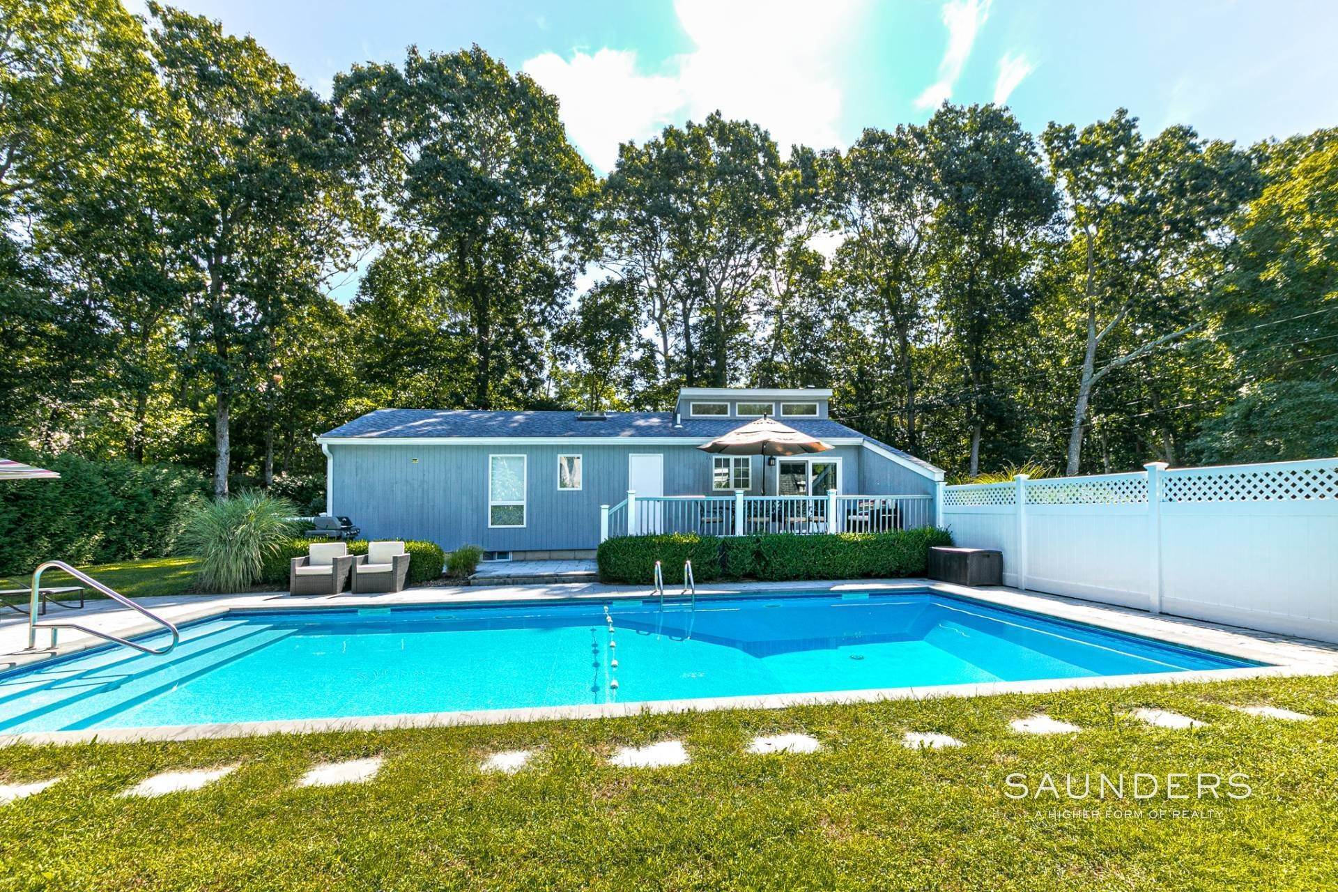 21. Single Family Homes at Relaxing Retreat With Private Outdoor Entertaining East Hampton, NY 11937