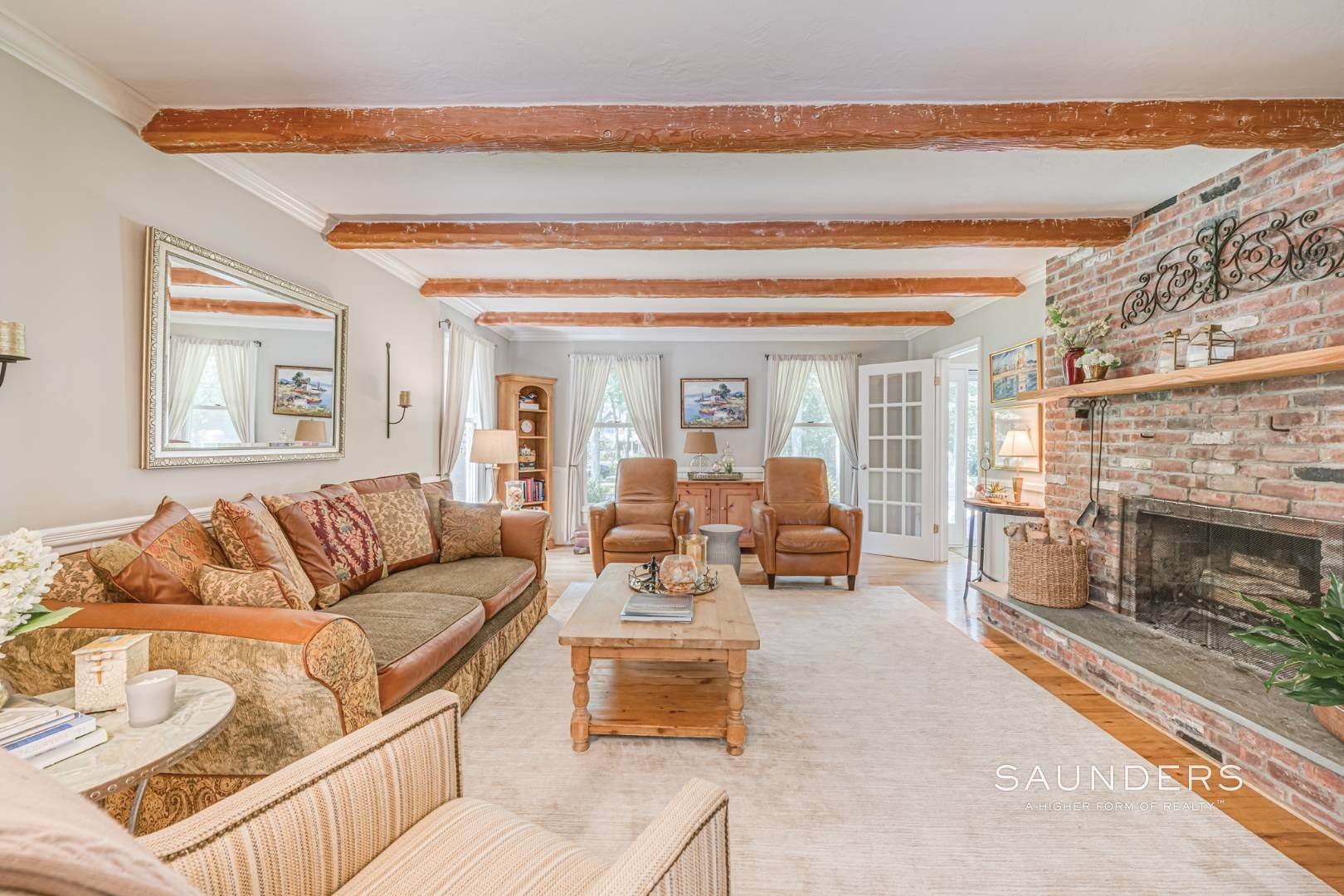 2. Single Family Homes for Sale at Hansom Hills Getaway 20 Surrey Court, East Hampton, NY 11937