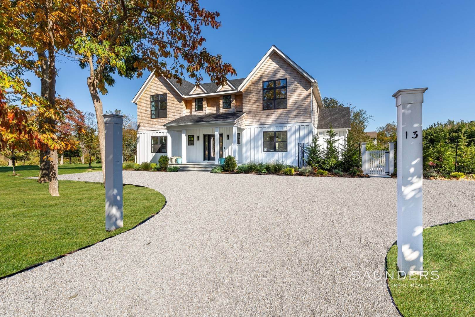 3. Single Family Homes at Shelter Island Spacious Traditional With Pool Shelter Island, NY 11964