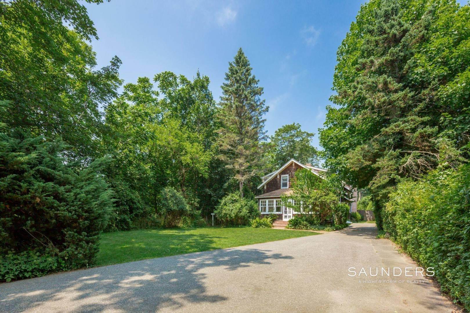 19. Single Family Homes for Sale at Spacious In The Heart Of East Hampton Village 172 Newtown Lane, East Hampton, NY 11937