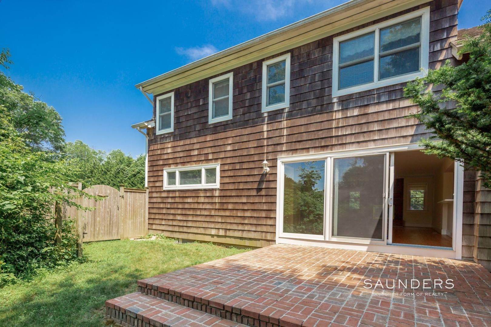 18. Single Family Homes for Sale at Spacious In The Heart Of East Hampton Village 172 Newtown Lane, East Hampton, NY 11937