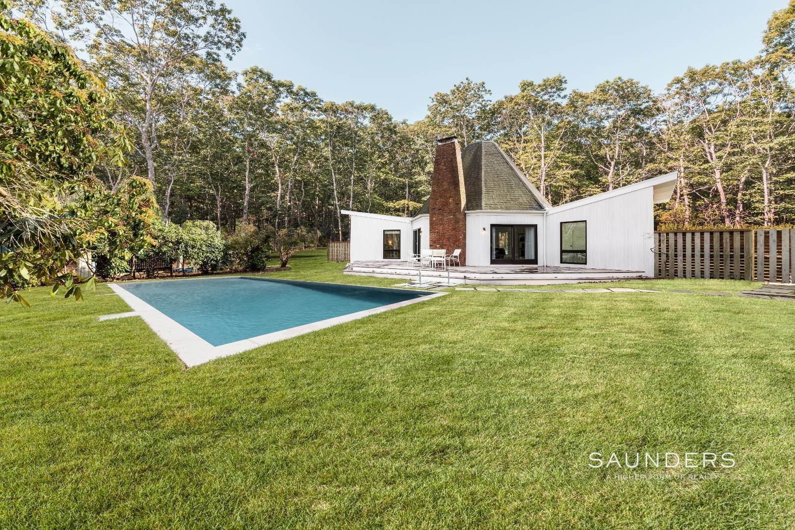2. Single Family Homes at Beautiful Contemporary Rental In Near Northwest W/Pool 18 Augies Path, East Hampton, NY 11937