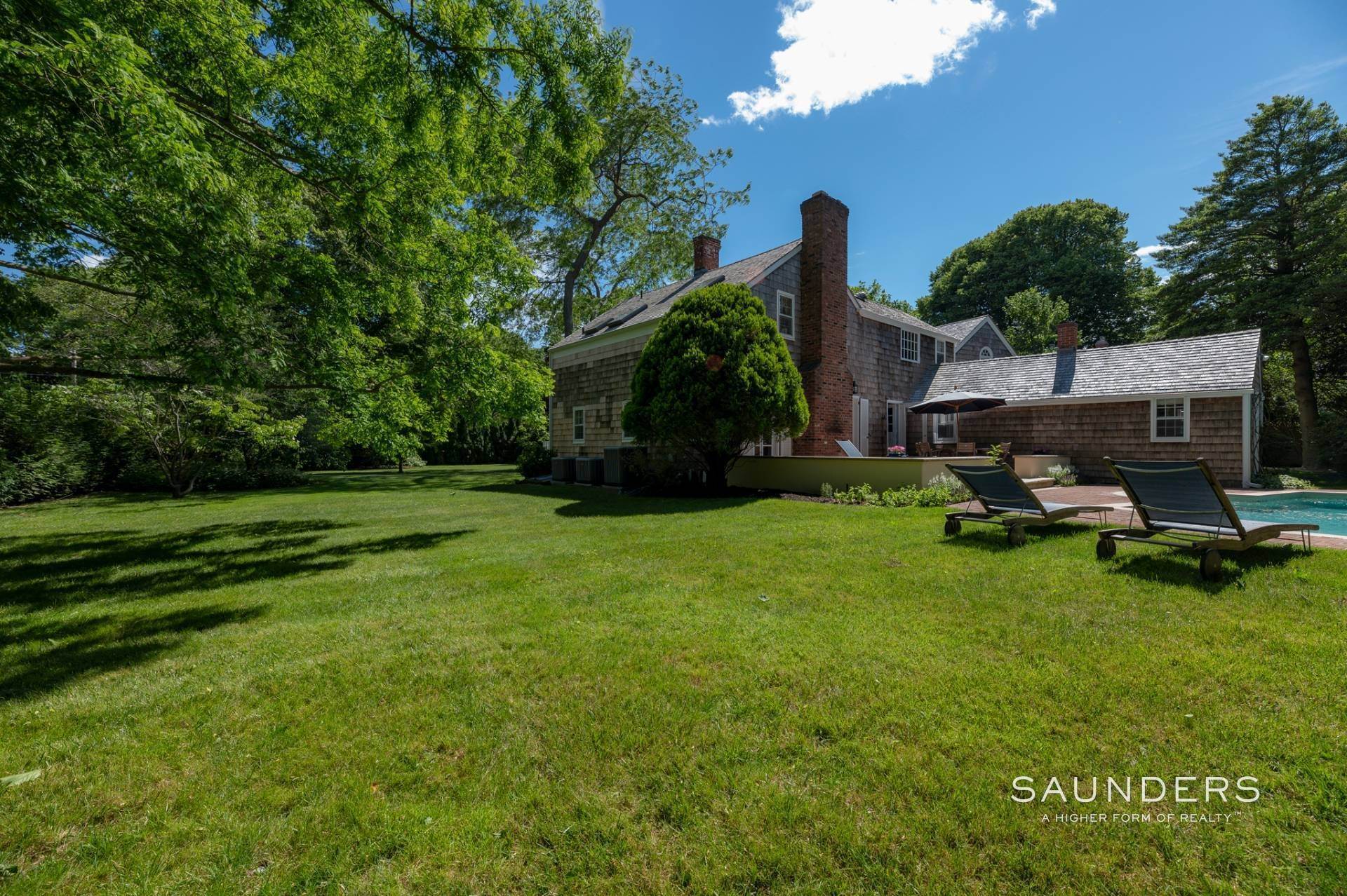 31. Single Family Homes for Sale at Classic Farmhouse In Southampton Village 519 Hill Street, Southampton, NY 11968