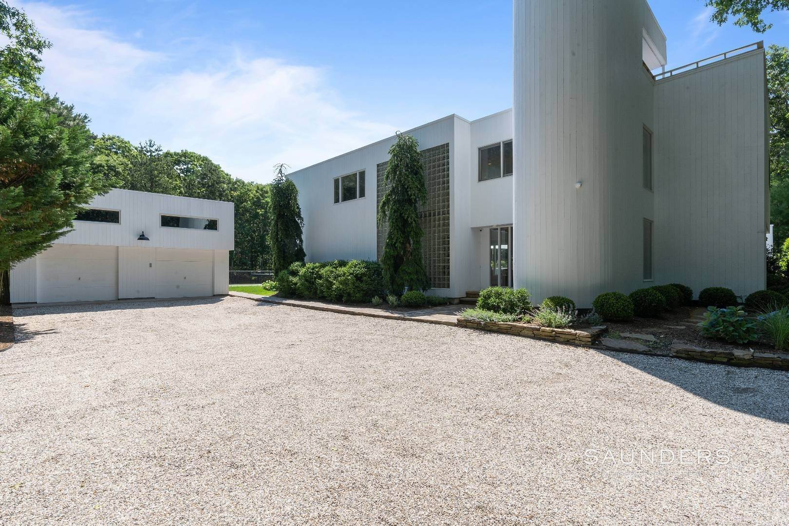 3. Single Family Homes at Light-Filled East Hampton Contemporary With Pool And Tennis East Hampton, NY 11937