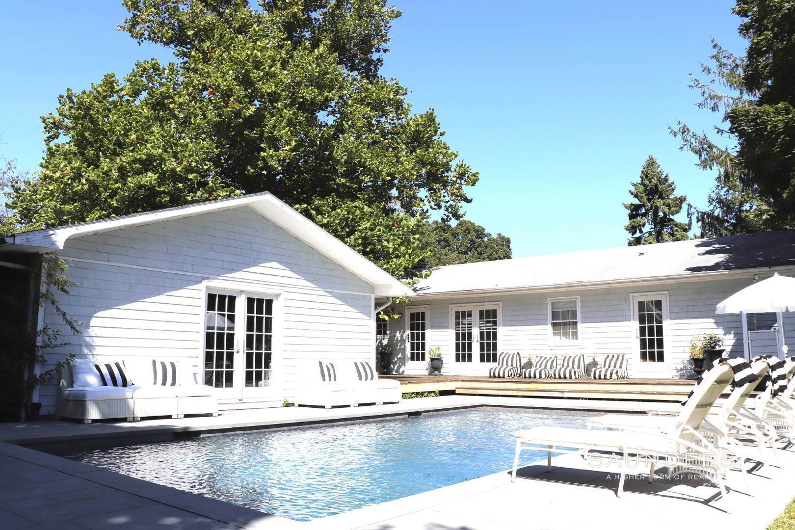 4. Single Family Homes at Shelter Island Cottage With Pool Close To Beach Shelter Island, NY 11964