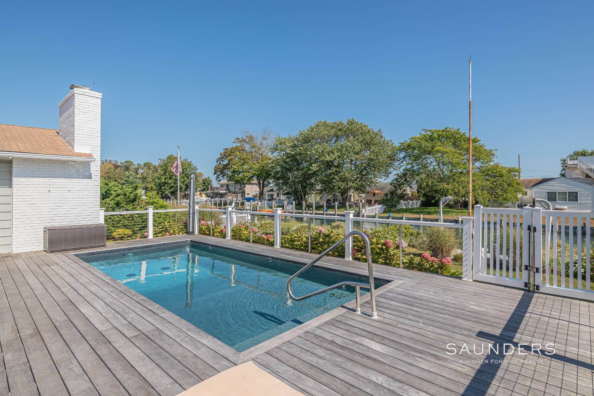 23. Single Family Homes at Hampton's Waterfront Rental - Close To Private Beach East Quogue, NY 11942