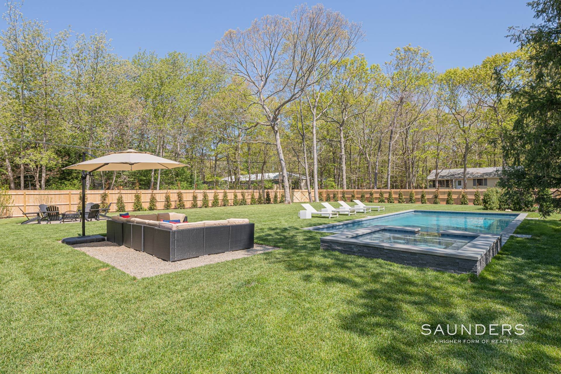 20. Single Family Homes at Newly Renovated 4 Bedroom With Pool And Spa! 55 Fort Pond Boulevard, East Hampton, NY 11937
