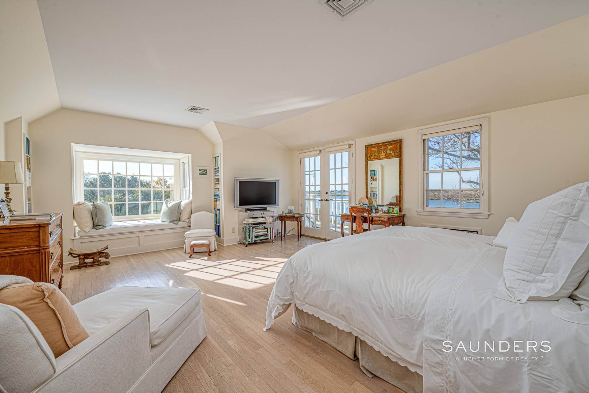 22. Single Family Homes for Sale at Southampton South Waterfront Estate With Dock, Pool And Tennis 1 Boatmans Lane, Southampton, NY 11968