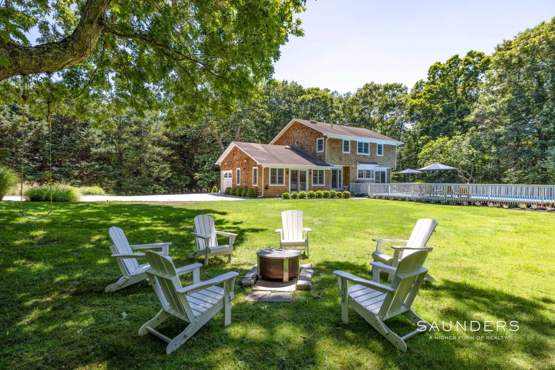 20. Single Family Homes at Renovated Southampton Four Bedroom With Pool 55 Edge Of Woods, Southampton, NY 11968