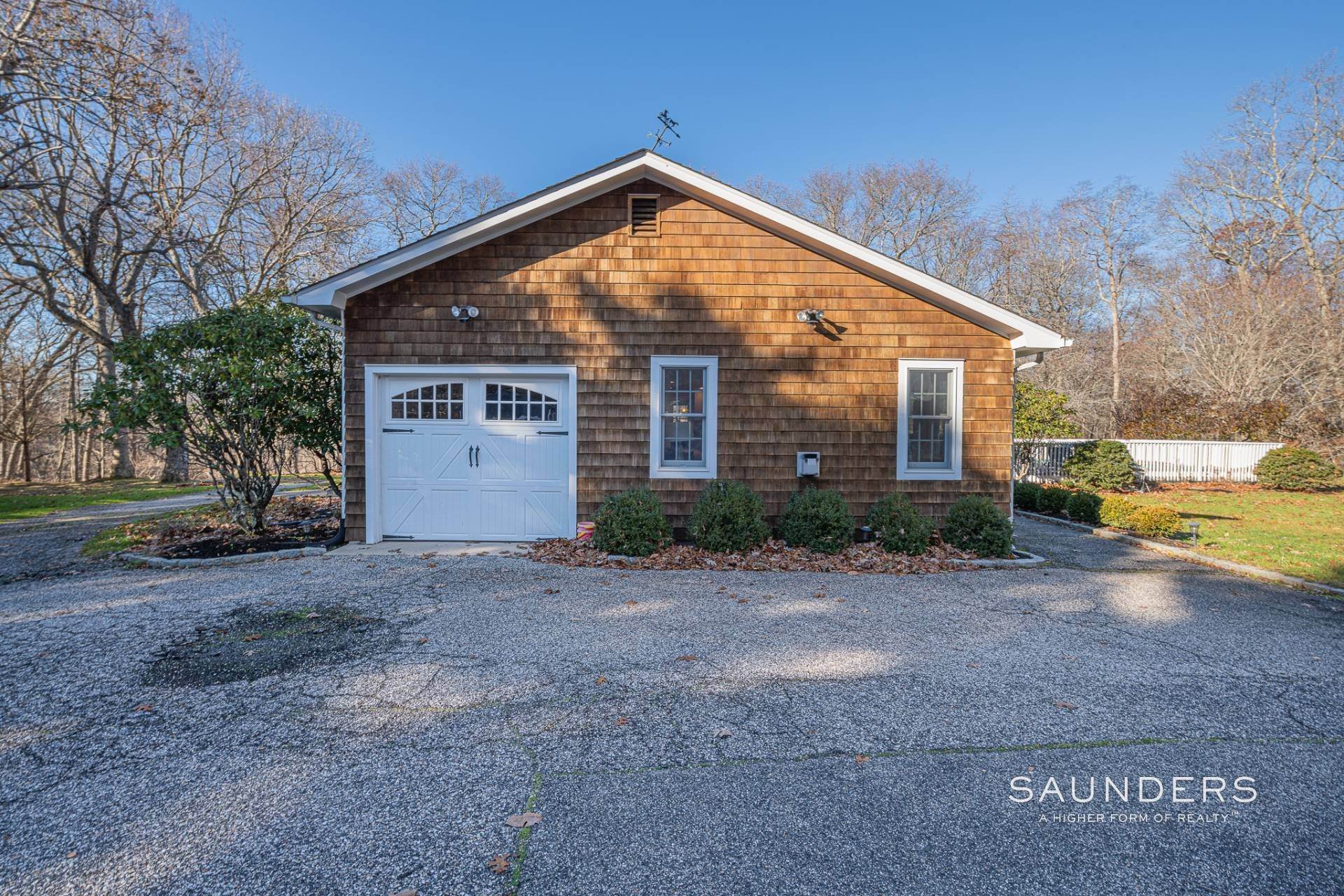 20. Single Family Homes at Southampton Traditional Next To Preserve With Heated Pool 55 Edge Of Woods, Southampton, NY 11968