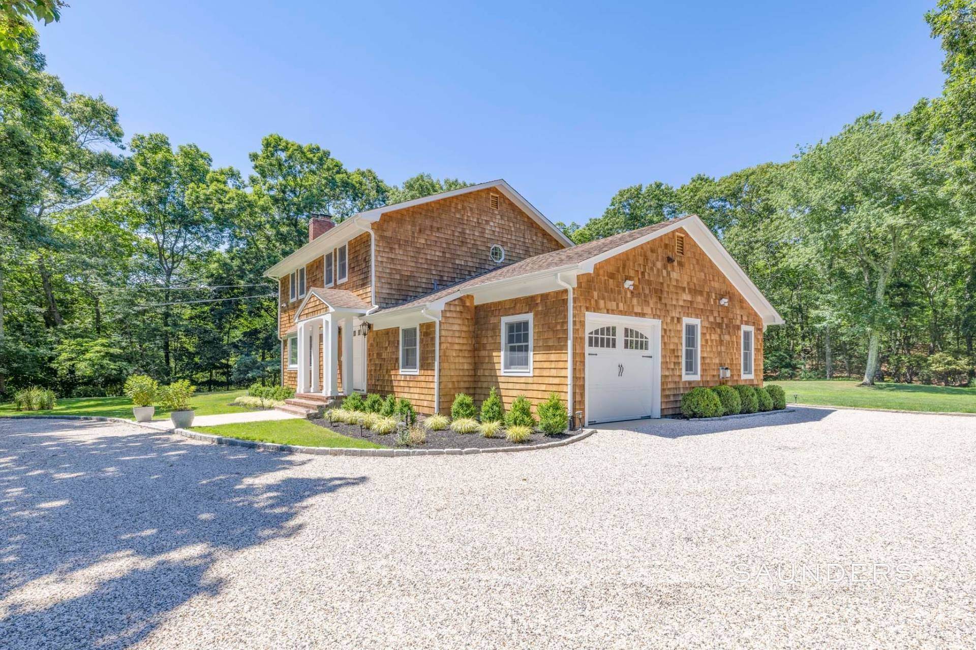 24. Single Family Homes at Renovated Southampton Four Bedroom With Pool 55 Edge Of Woods, Southampton, NY 11968