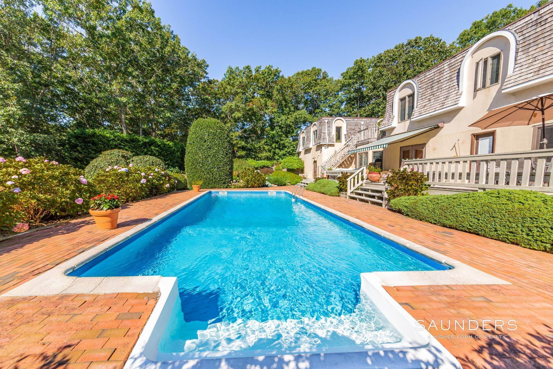 26. Single Family Homes for Sale at East Hampton Privacy With Tennis 24 Bearing East Road, East Hampton, NY 11937