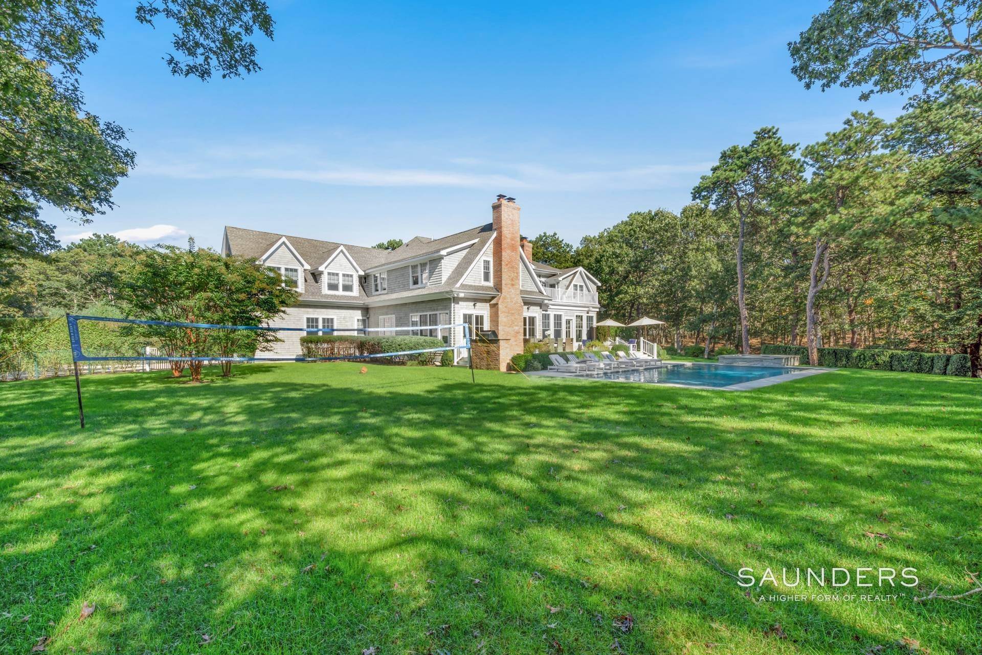 24. Single Family Homes for Sale at Expansive East Hampton Home On 2.7 Acres 388 Hands Creek Road, East Hampton, NY 11937