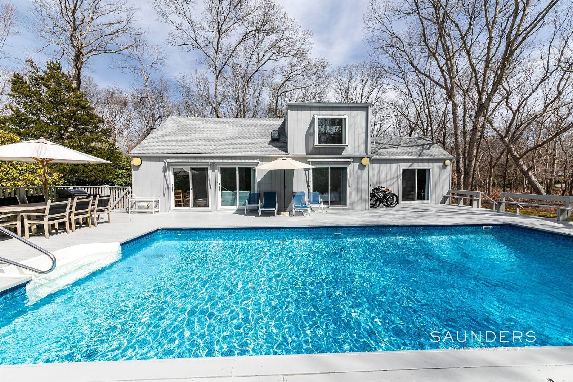 18. Single Family Homes for Sale at White Haute Springs 8 Beverly Road, East Hampton, NY 11937