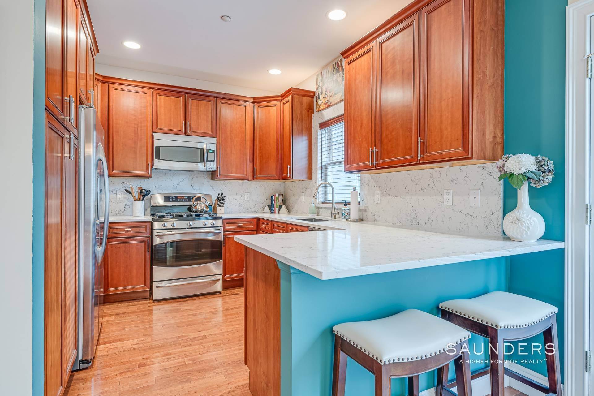 5. Condominiums for Sale at Beautifully Renovated Townhome 22 Gianna Court, North Sea, Southampton, NY 11968