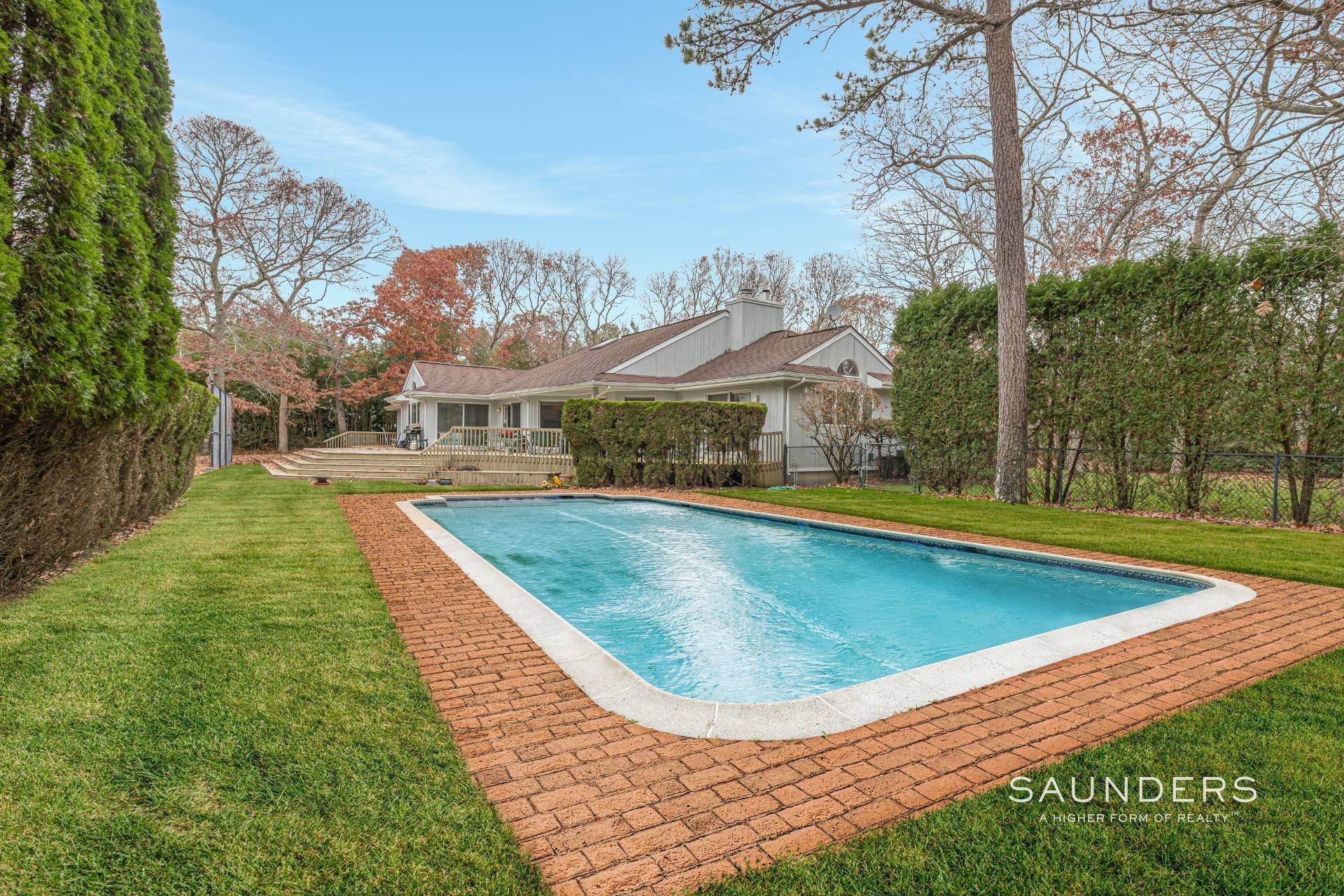 21. Single Family Homes at Quogue Village Spacious With Pool, Tennis, And Village Beaches 21 Woodland Way, Quogue, NY 11959