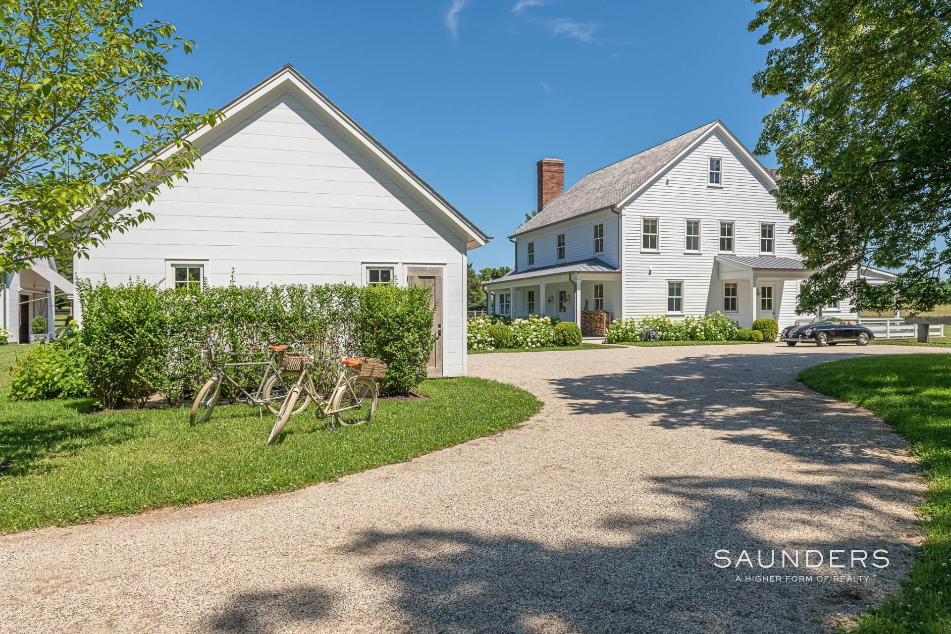 27. Single Family Homes for Sale at Exquisite Shelter Island Estate 8 Cobbetts Lane, Shelter Island, NY 11964