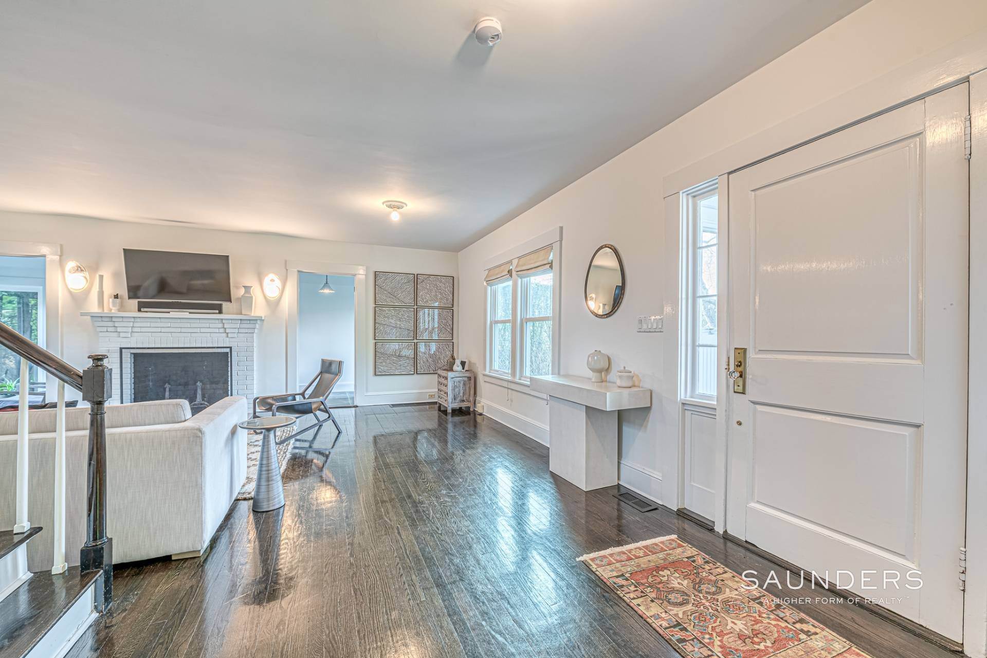 7. Single Family Homes at Stylish And Private Central Village Home 44 Little Plains Road, Southampton, NY 11968