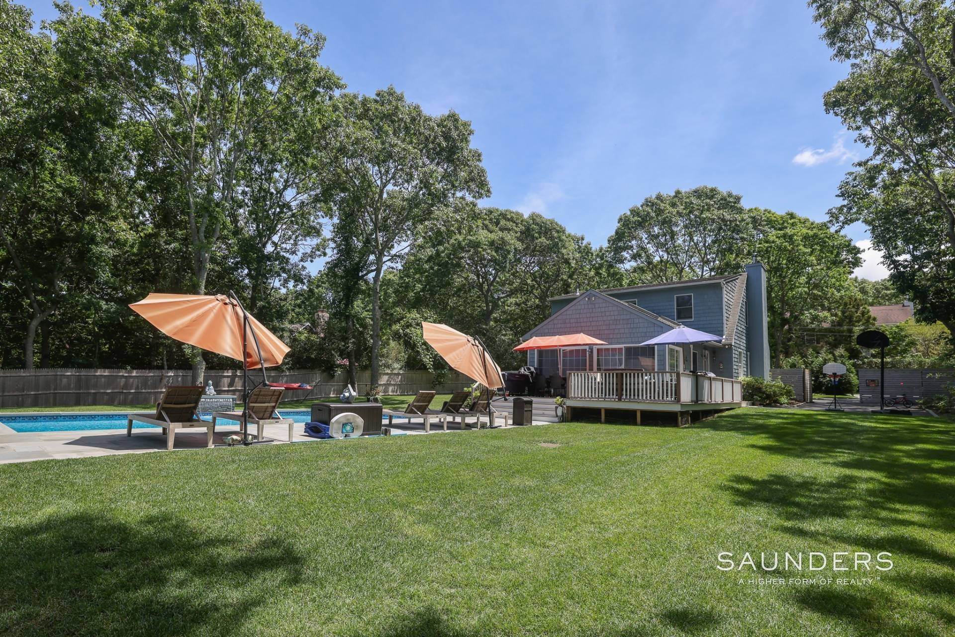 23. Single Family Homes for Sale at Mint Condition Cape With Pool 5 Gordon Street, East Hampton, NY 11937