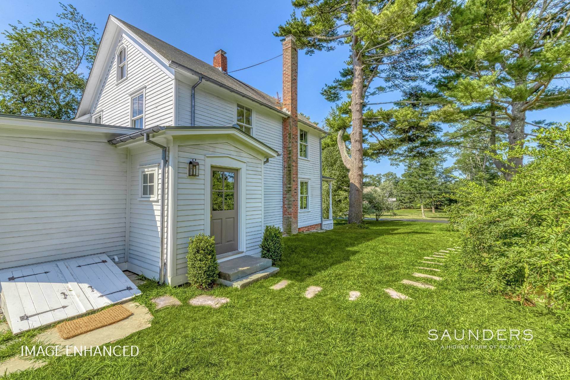 45. Single Family Homes for Sale at Shelter Island Restored 1900 Farmhouse With Barn 9 Sunshine Road, Shelter Island, NY 11964
