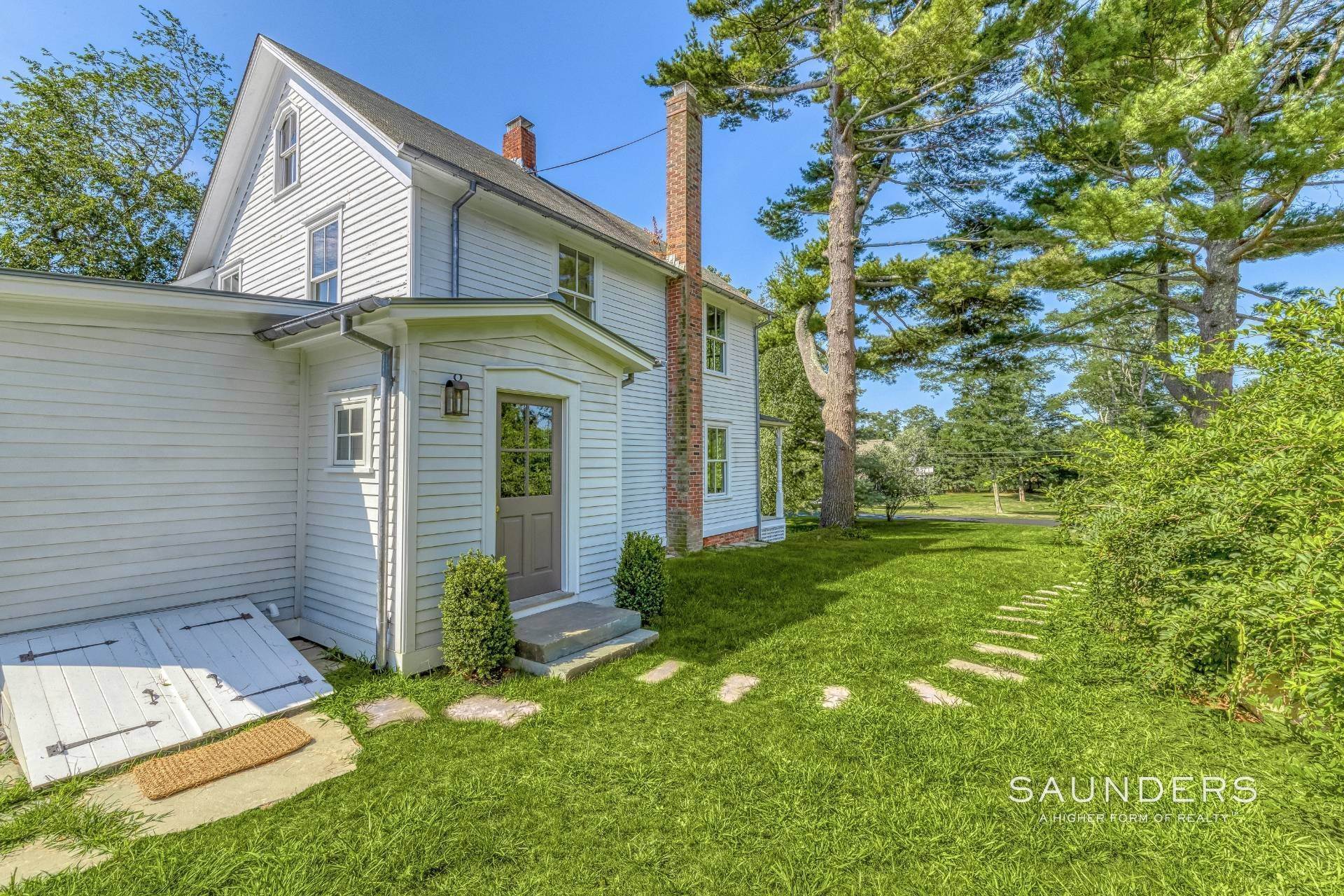 43. Single Family Homes for Sale at Shelter Island Restored 1900 Farmhouse With Barn 9 Sunshine Road, Shelter Island, NY 11964
