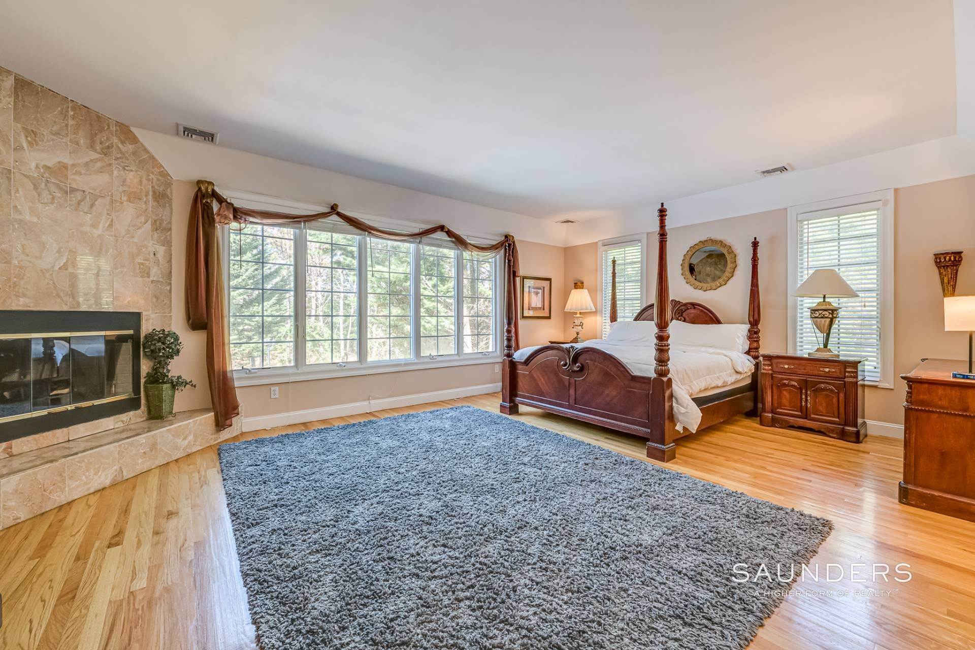 10. Single Family Homes for Sale at Pristine Custom Built Home In Southampton 43 Blackwatch Court, Southampton, NY 11968