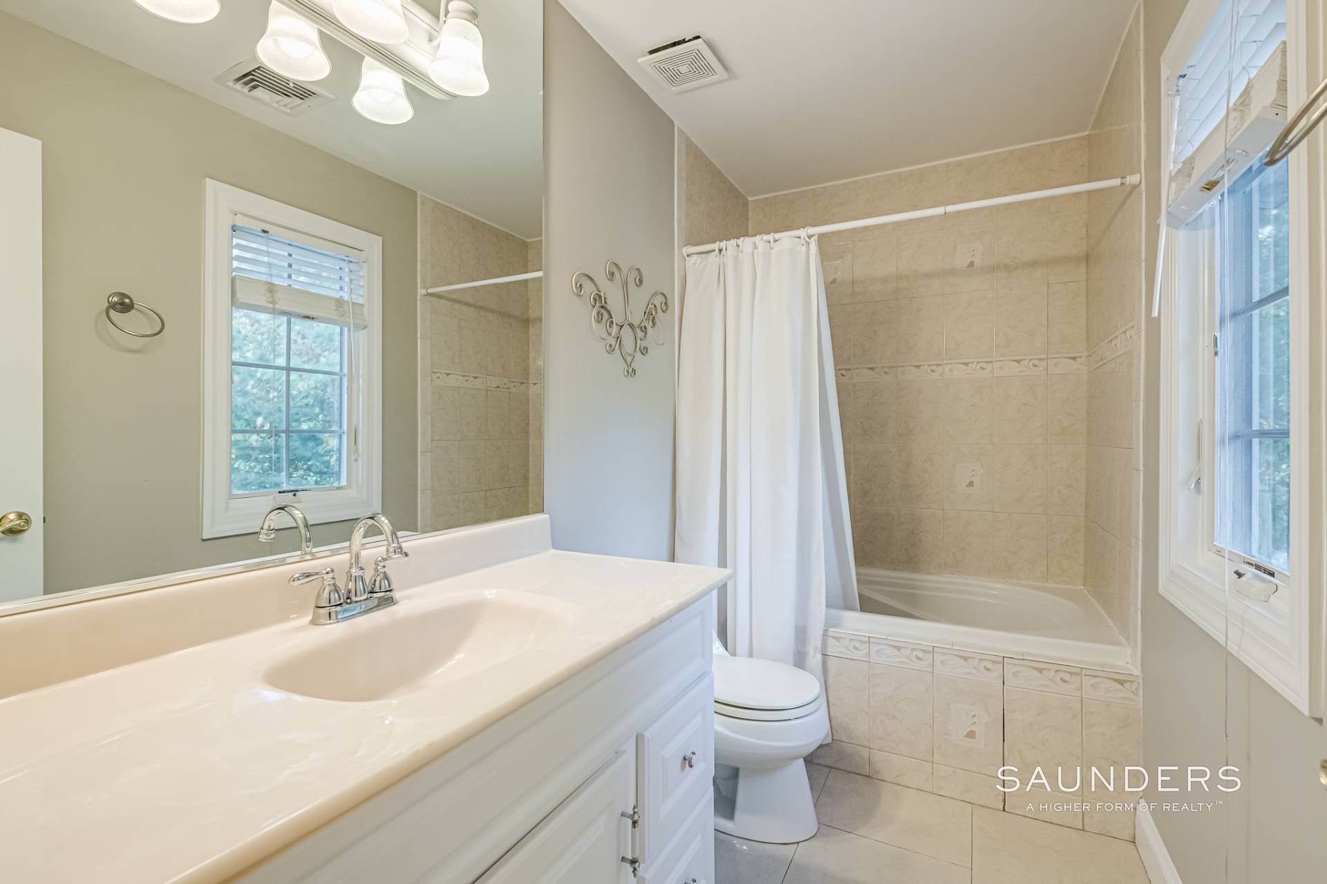 13. Single Family Homes for Sale at Pristine Custom Built Home In Southampton 43 Blackwatch Court, Southampton, NY 11968
