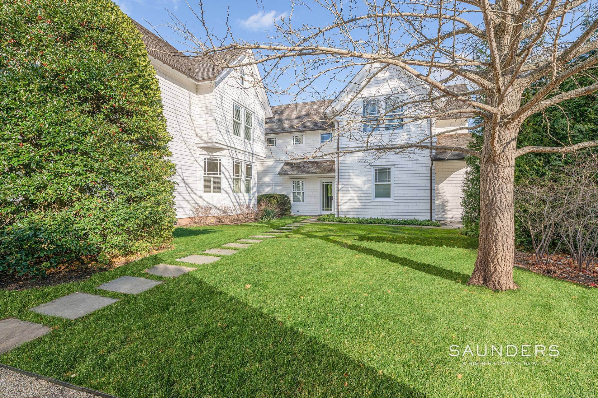 5. Single Family Homes for Sale at Elegant Traditional With Guest House And Pool 92 Little Plains Road, Southampton, NY 11968