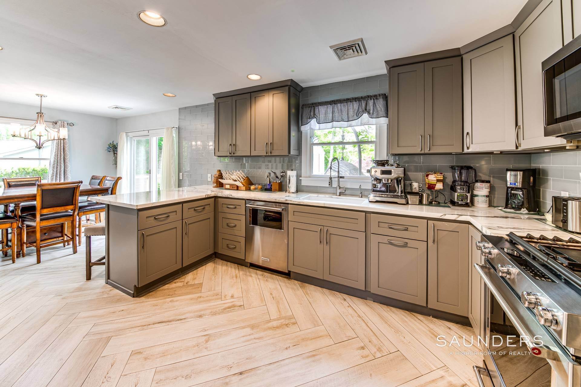 9. Single Family Homes for Sale at Turnkey, Renovated Springs Charmer 11 Borden Place, East Hampton, NY 11937