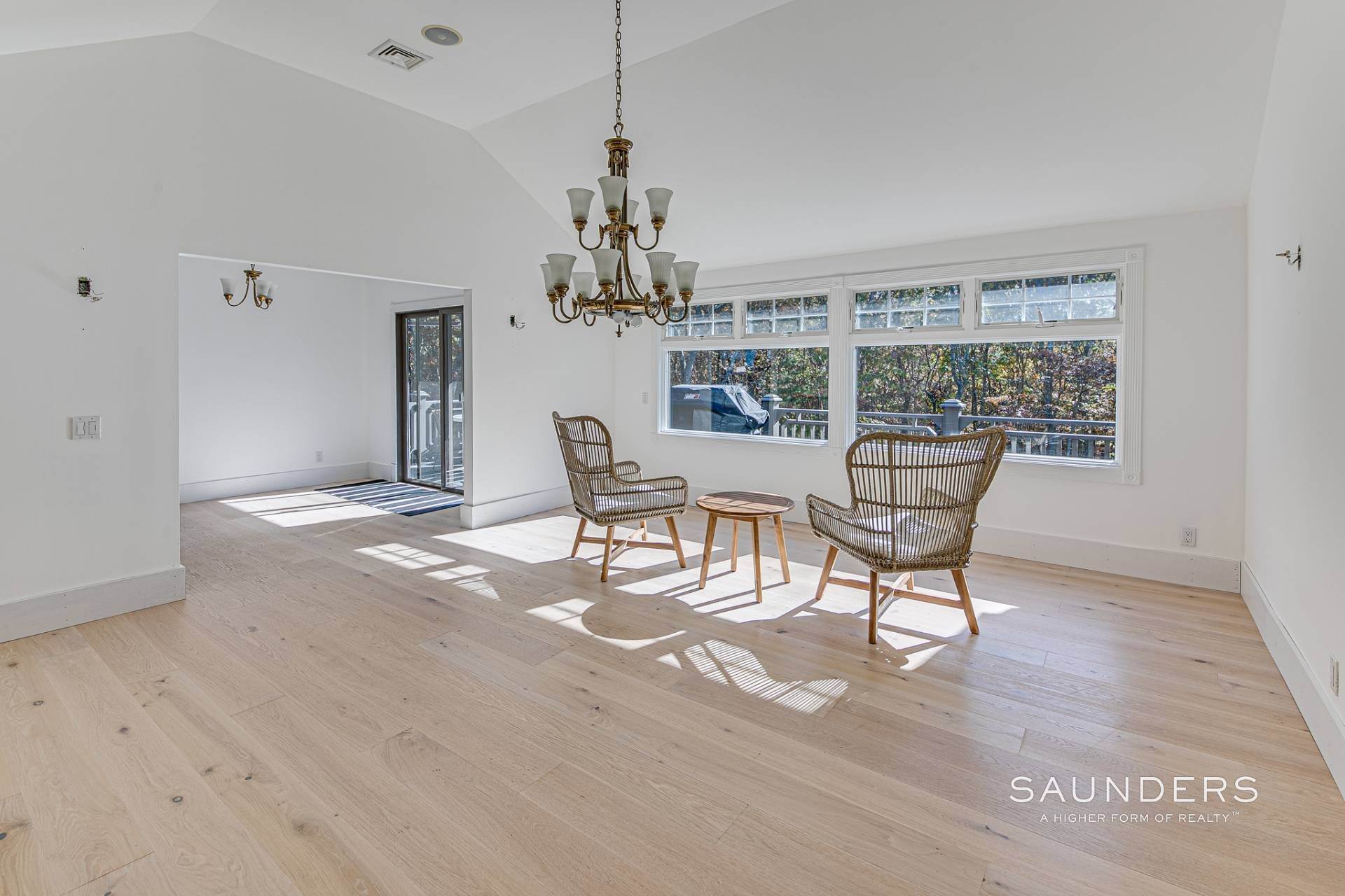24. Single Family Homes at Spacious, Light-Filled East Hampton Traditional 46 Ancient Highway, East Hampton, NY 11937
