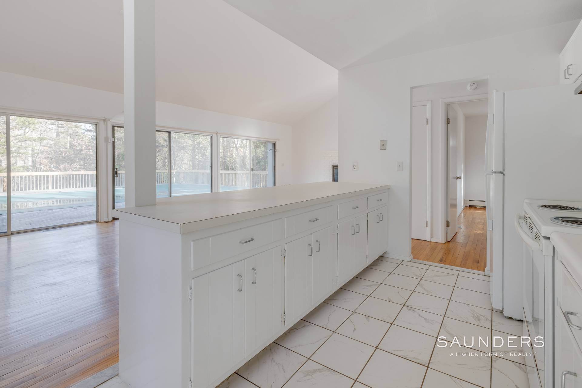 7. Single Family Homes for Sale at Crisp Clearwater Contemporary On A Large Lot 36 Dorset Road, East Hampton, NY 11937