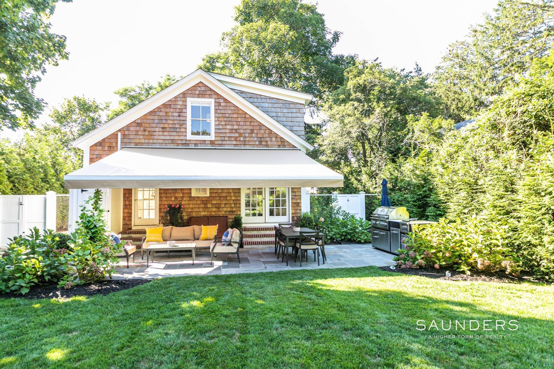 21. Single Family Homes for Sale at Turnkey Jewel Box With Classic Charm 33 Halsey Avenue, Southampton, NY 11968