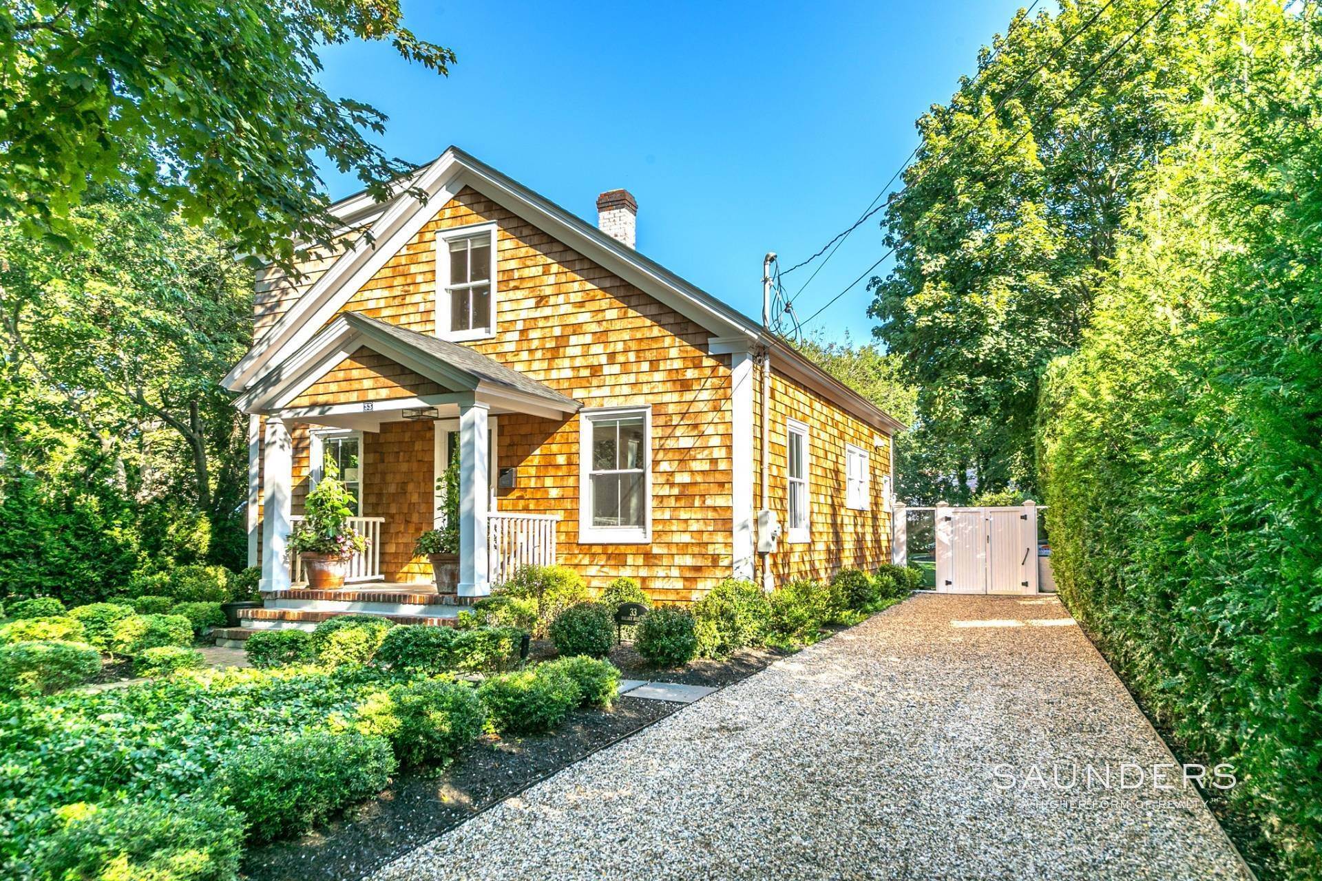 24. Single Family Homes for Sale at Turnkey Jewel Box With Classic Charm 33 Halsey Avenue, Southampton, NY 11968