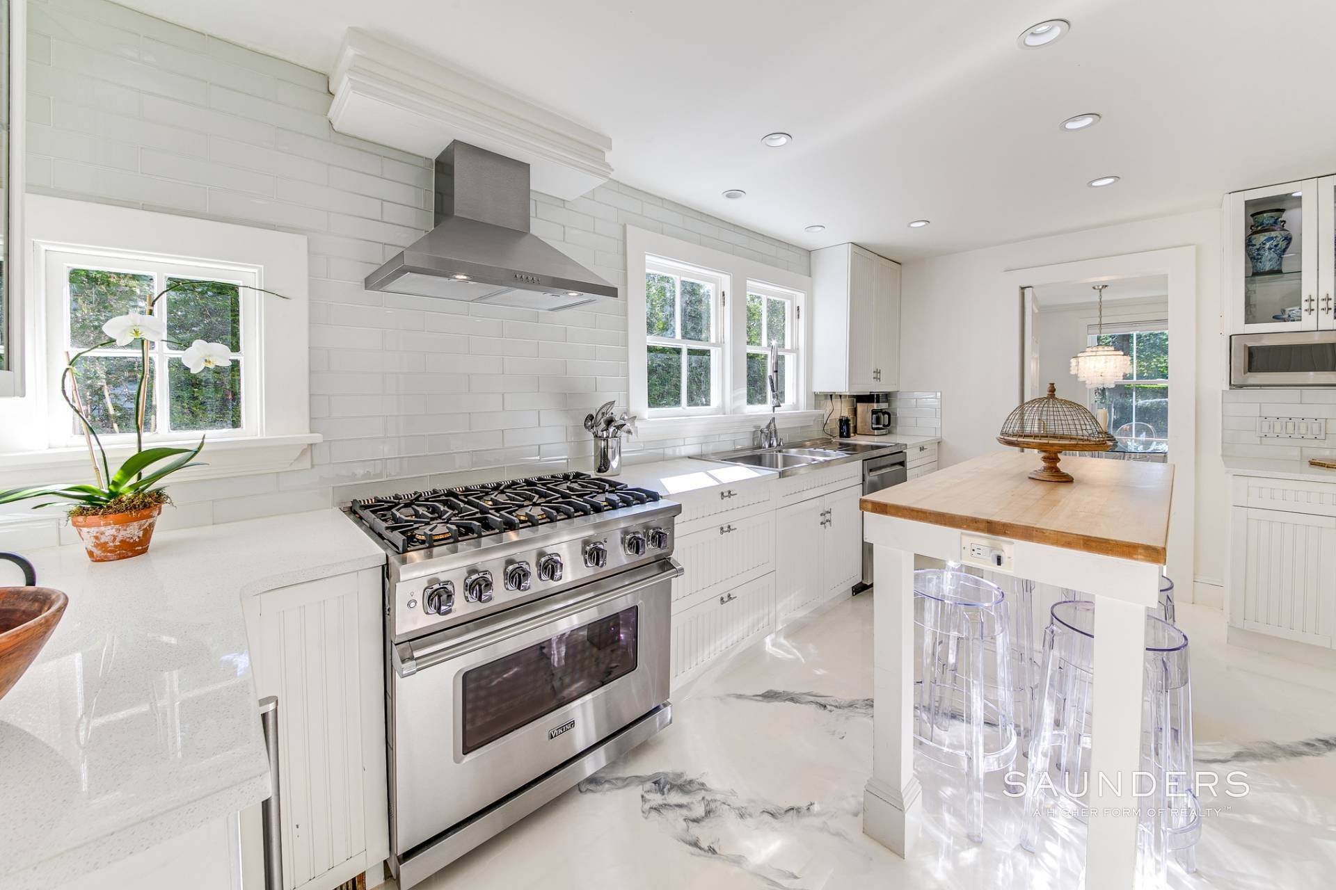 12. Single Family Homes for Sale at Turnkey Jewel Box With Classic Charm 33 Halsey Avenue, Southampton, NY 11968