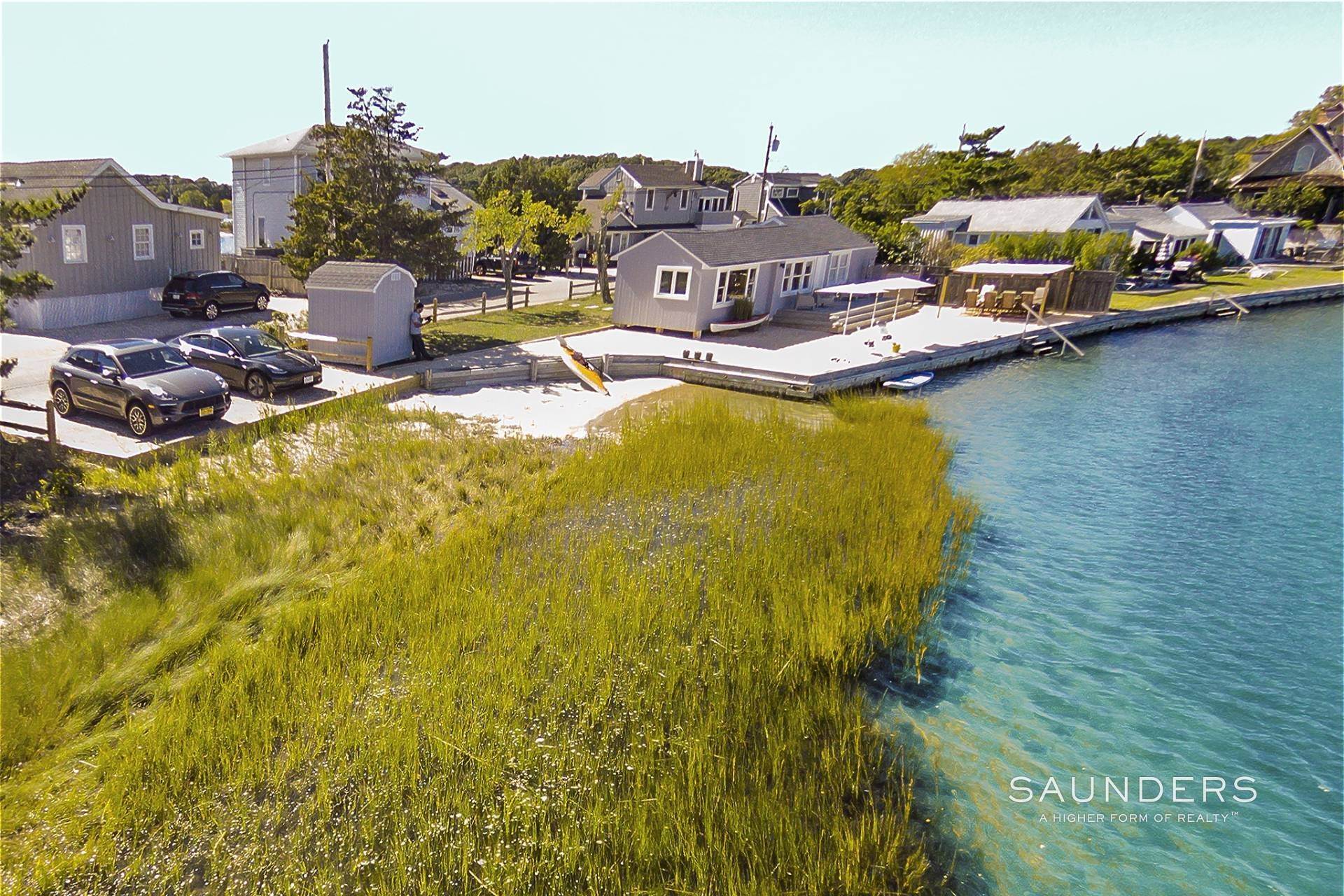 17. Single Family Homes for Sale at Renovated And Chic Waterfront Cottage 267 Towd Point Road, Southampton, NY 11968