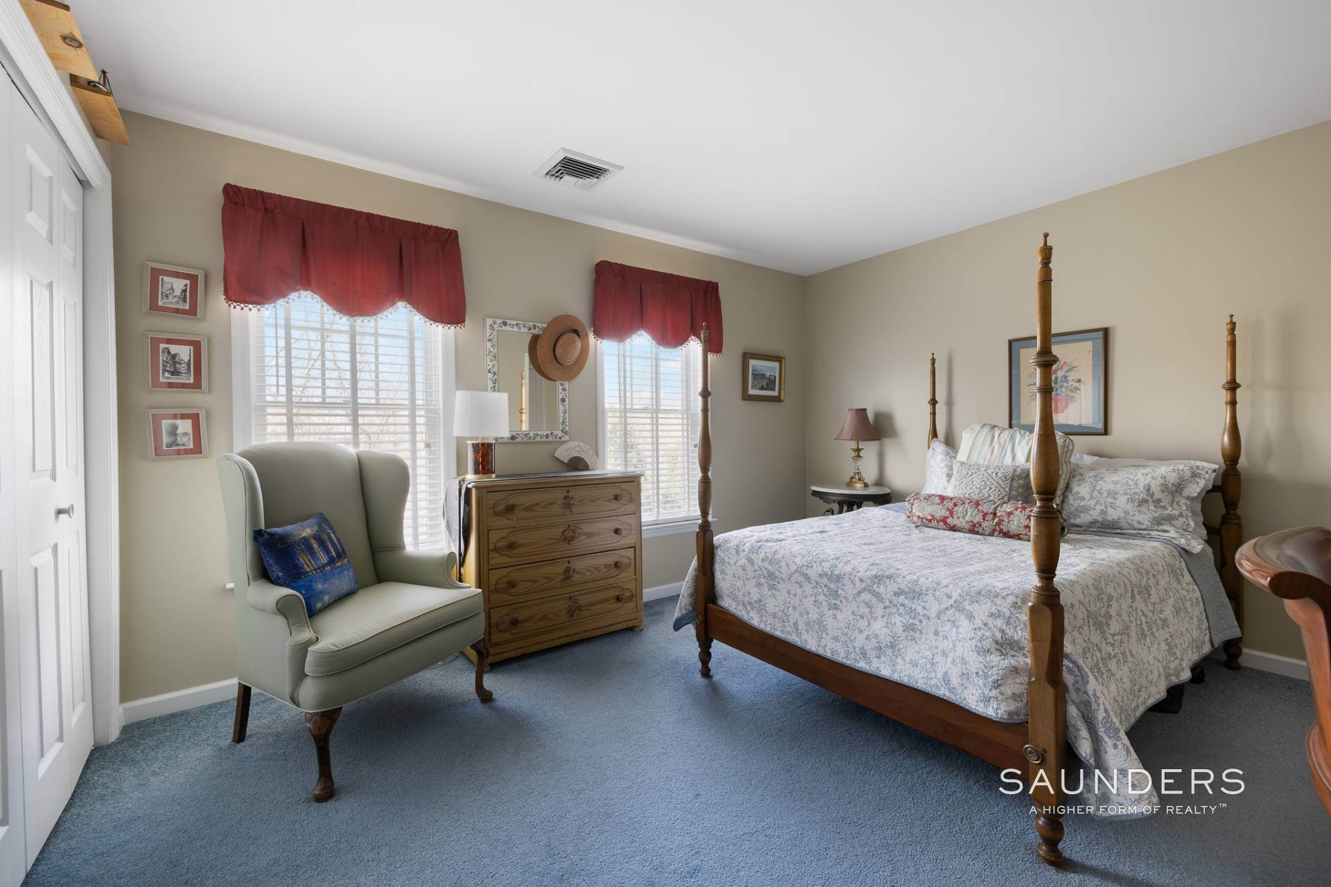 17. Single Family Homes for Sale at Spacious Colonial On 1.6 Acres With Accessory Apartment 2 Do's Way (320 Noyack Road), Southampton, NY 11968