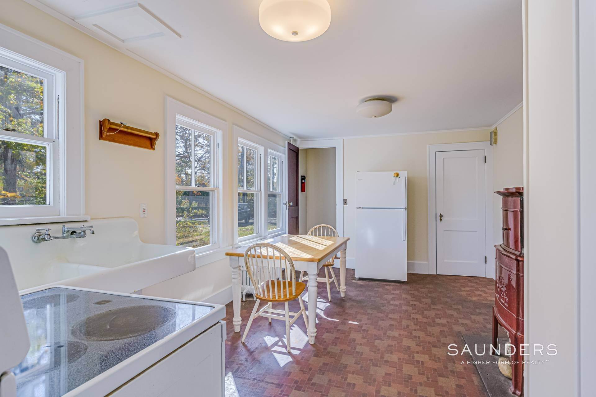 12. Single Family Homes for Sale at The East Quogue Quintessential Queen Anne 11 Walnut Avenue, East Quogue, NY 11942