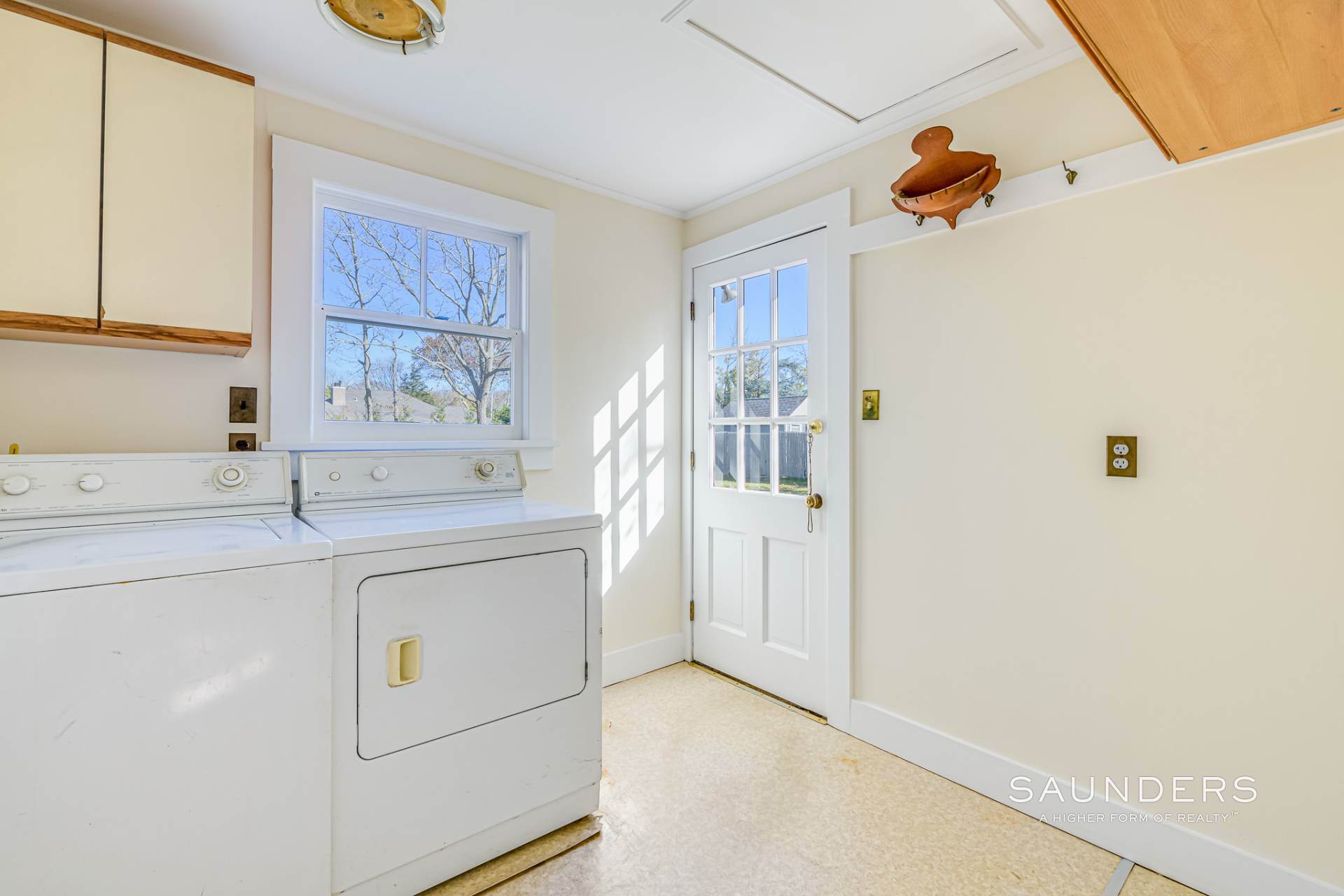 14. Single Family Homes for Sale at The East Quogue Quintessential Queen Anne 11 Walnut Avenue, East Quogue, NY 11942