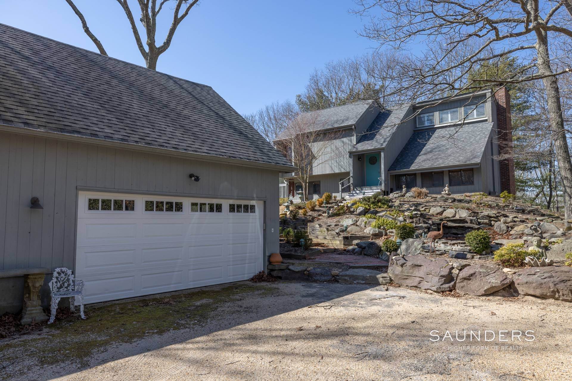 21. Single Family Homes for Sale at East Hampton Enclave With Pool, Guest House And Room For Tennis! 479 Hands Creek Rd, East Hampton, NY 11937