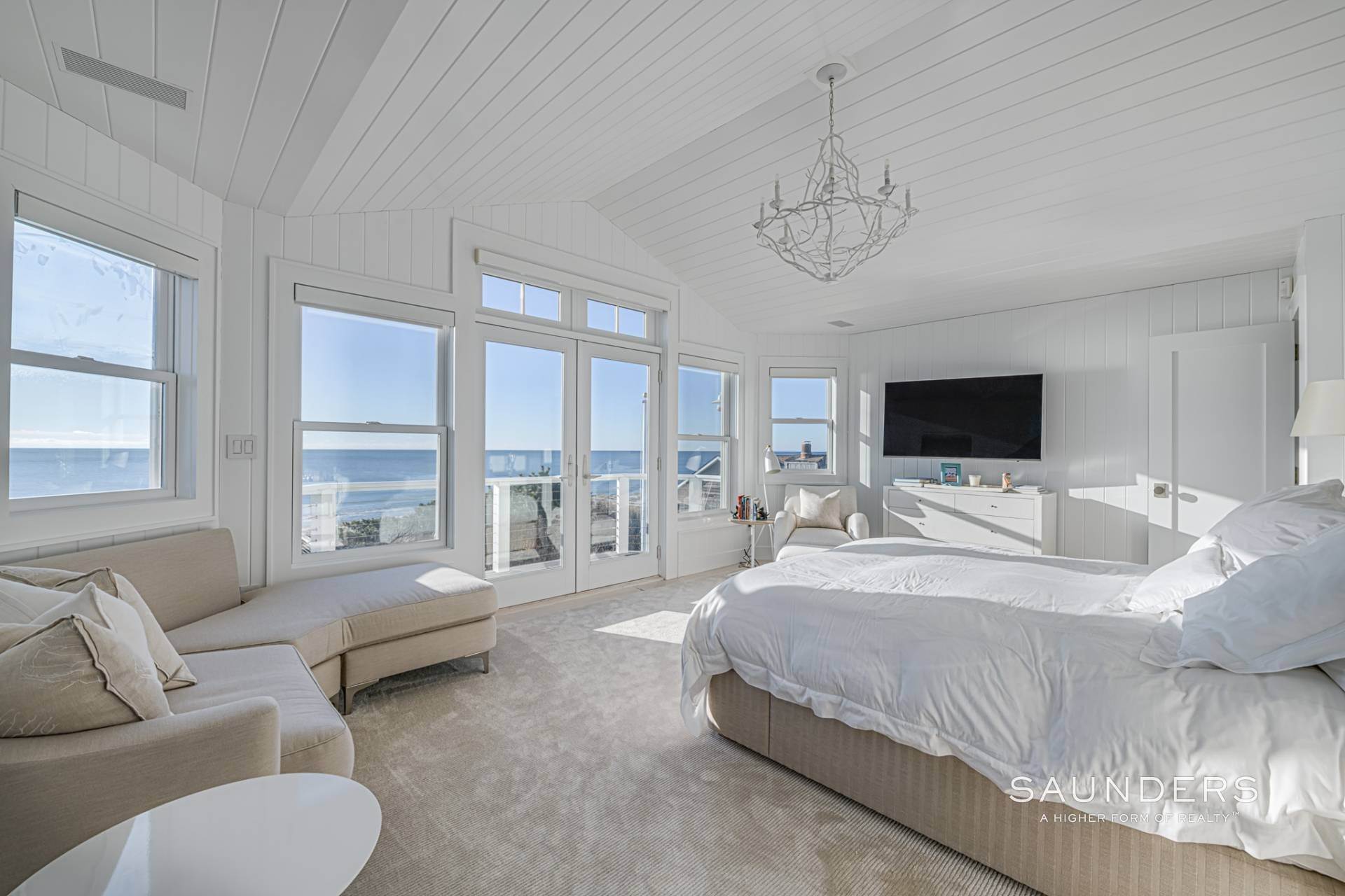 12. Single Family Homes at Extraordinary Oceanfront Rental - Quogue 14 Rogusa Lane, Quogue, NY 11959