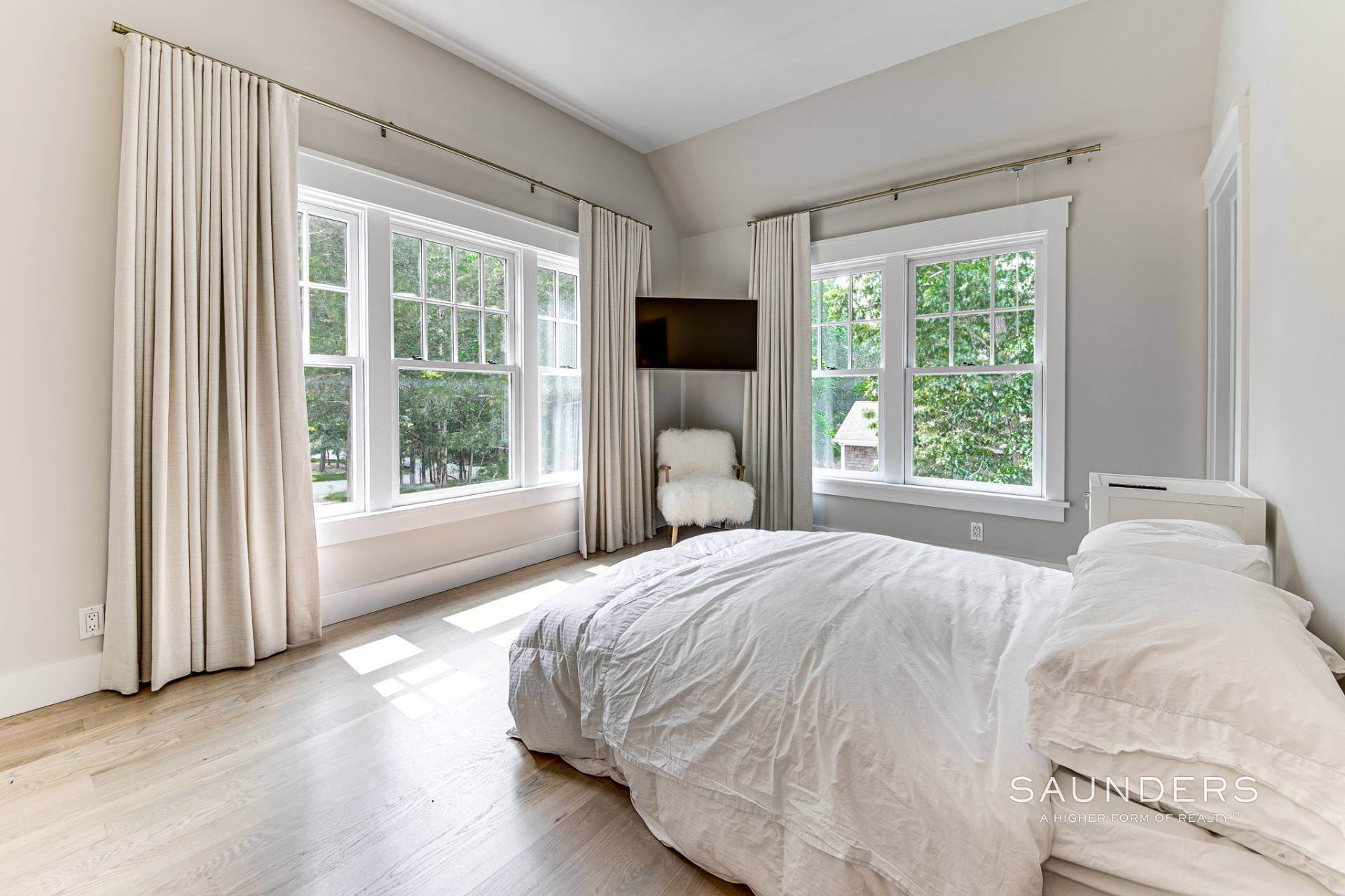 17. Single Family Homes at Chic Newly-Renovated Luxury Rental In Settlers Landing 15 North Cape Lane, East Hampton, NY 11937