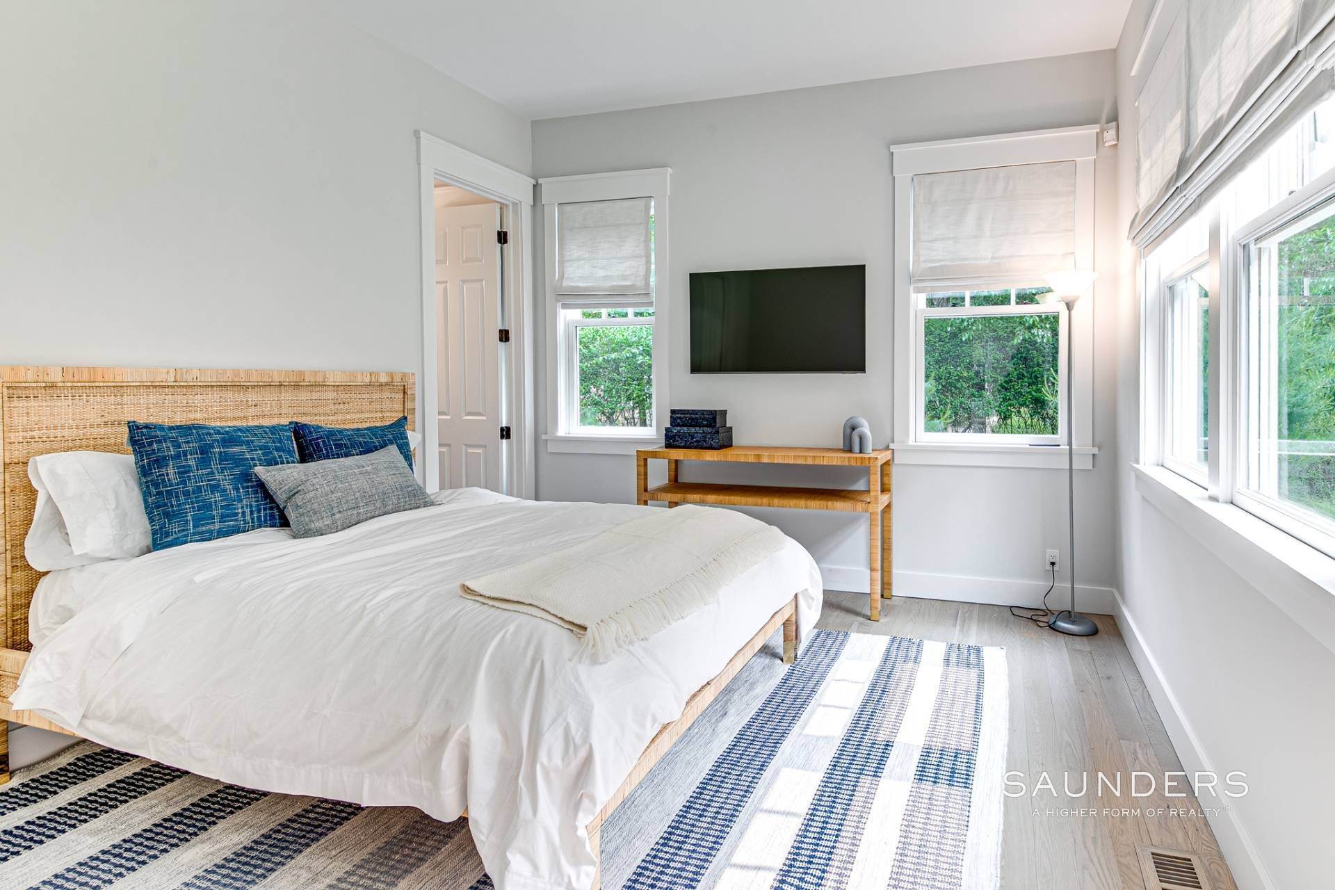 15. Single Family Homes at Chic Newly-Renovated Luxury Rental In Settlers Landing 15 North Cape Lane, East Hampton, NY 11937