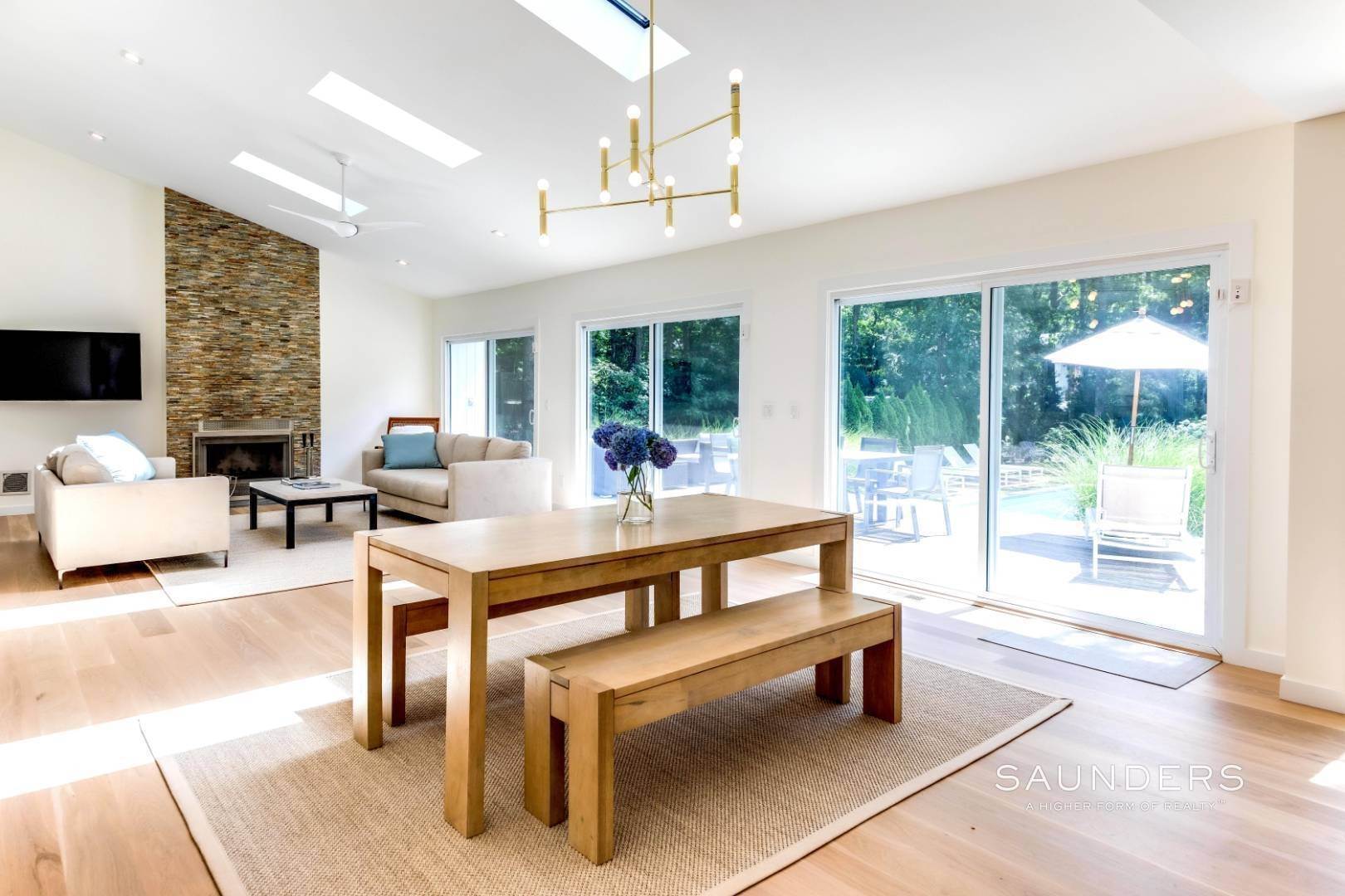 9. Single Family Homes at Renovated Stylish Escape 81 Whooping Hollow Road, East Hampton, NY 11937