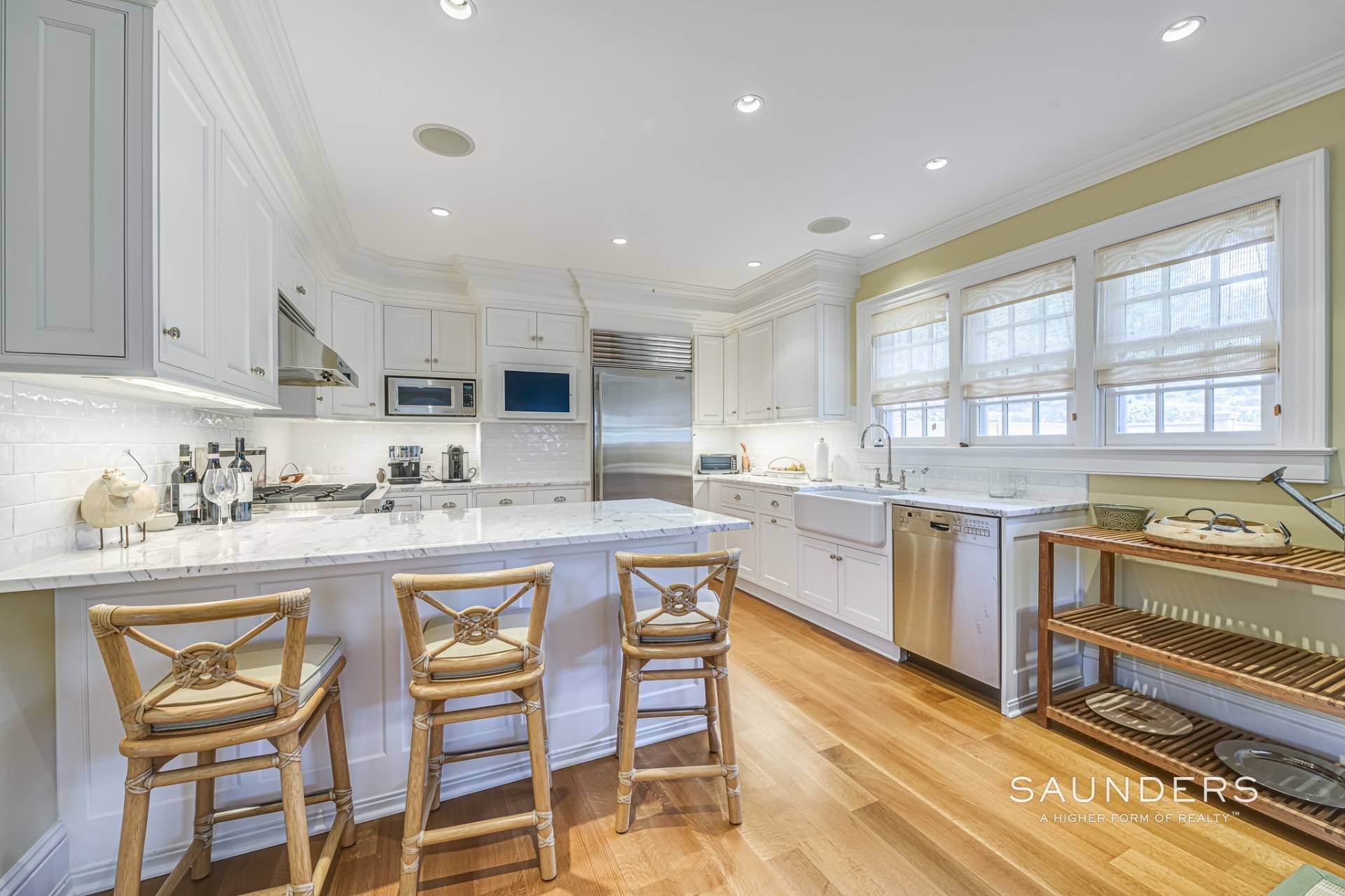 11. Single Family Homes for Sale at Rare Condo Opportunity Near The Shoreline In Southampton Village 456 Old Town Road, Unit 400, Southampton, NY 11968