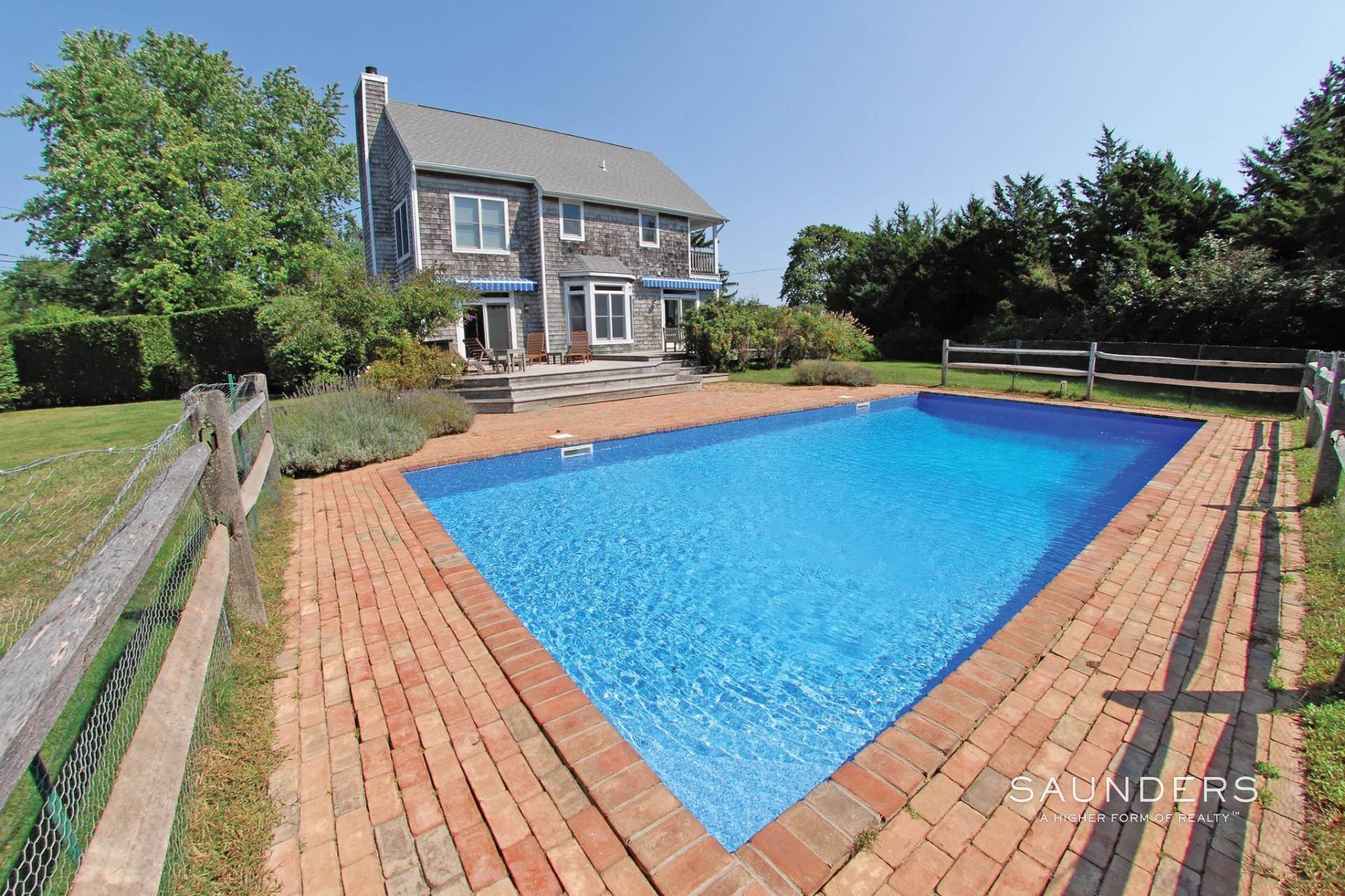 4. Single Family Homes at Shelter Island Sweet Traditional With Pool Shelter Island, NY 11964